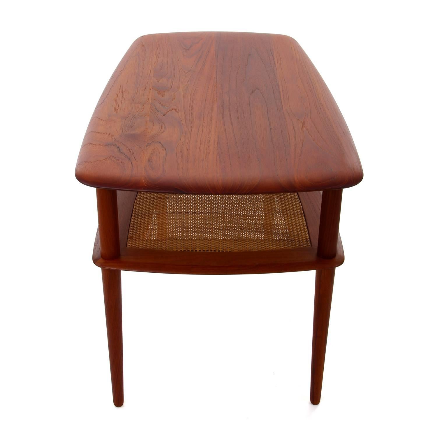 FD 518 - teak lamp table by Hvidt & Mølgaard for France & Son in 1956 - gorgeous Minimalist teak side table or lamp table with cane shelf in very good vintage condition!

A striking example of Danish midcentury design - the trapezoidal shaped teak