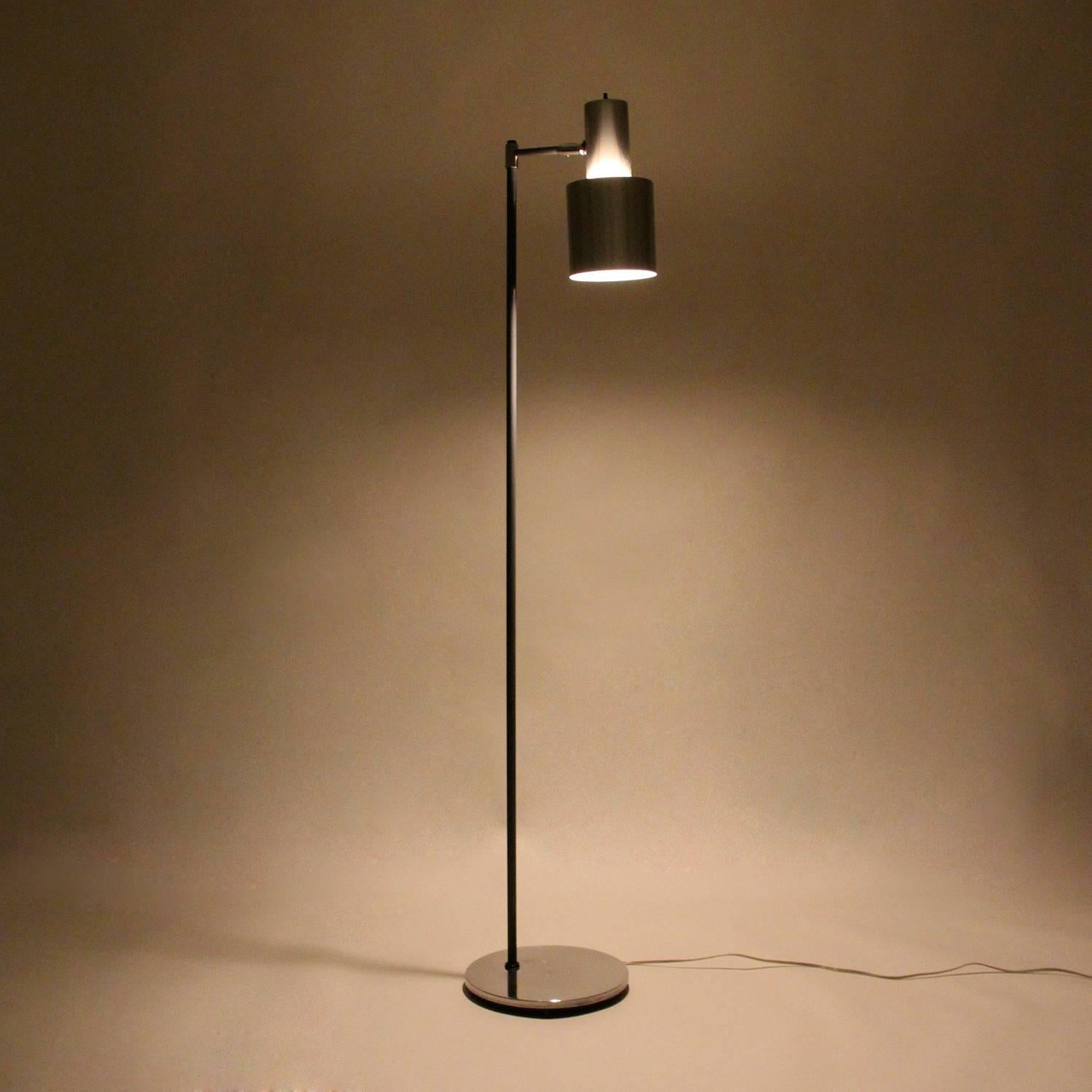 Stylish midcentury floor lamp - the Studio is designed by Jo Hammerborg for Fog & Mørup in 1963 - in very good vintage condition.

The Studio floor lamp is made of a circular aluminum base, from where a gray lacquered metal arm rise straight