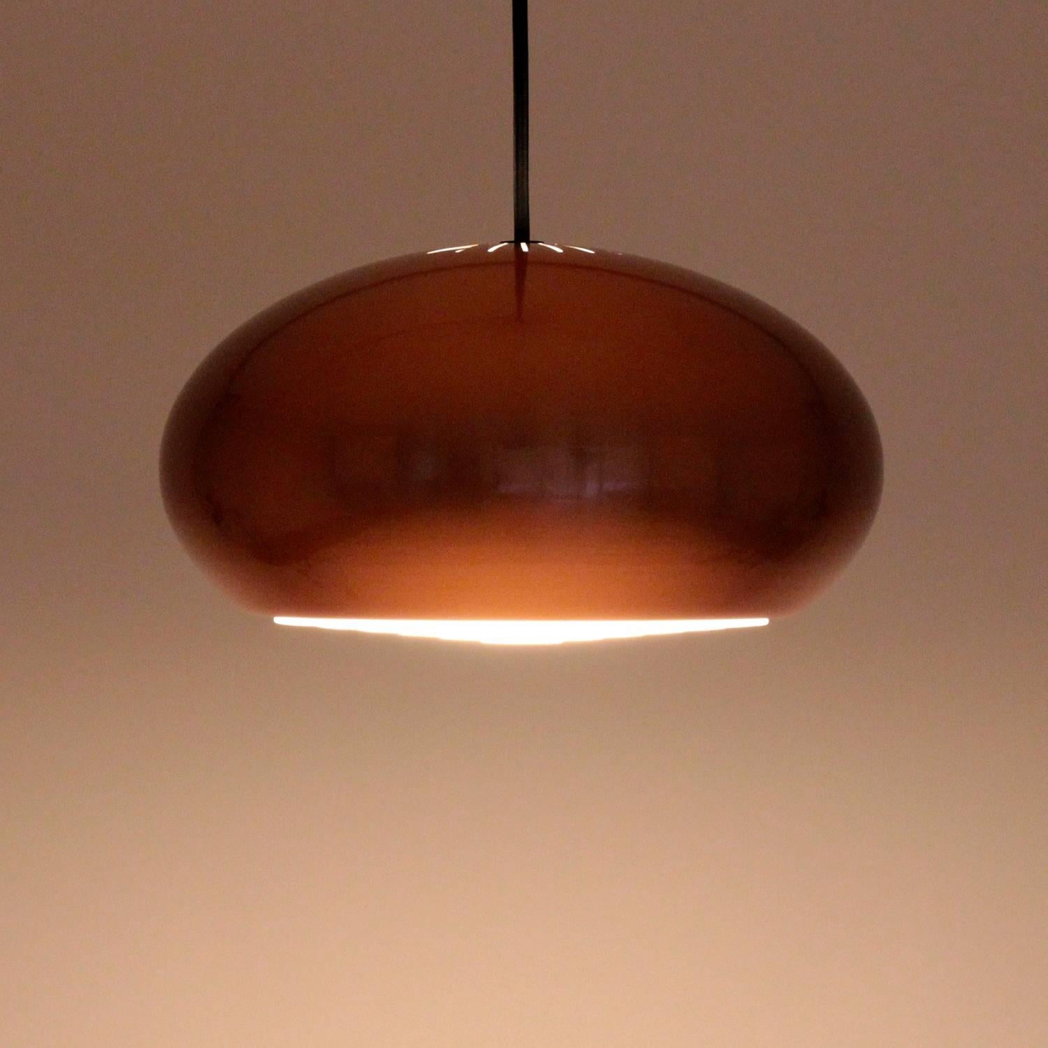 Medio, copper pendant light by Jo Hammerborg in 1966 for Fog & Mørup - gorgeous Spage Age design in rare near mint vintage condition!

A Space Age design piece with attractive dome shape and beautiful glistening copper surface. The inside