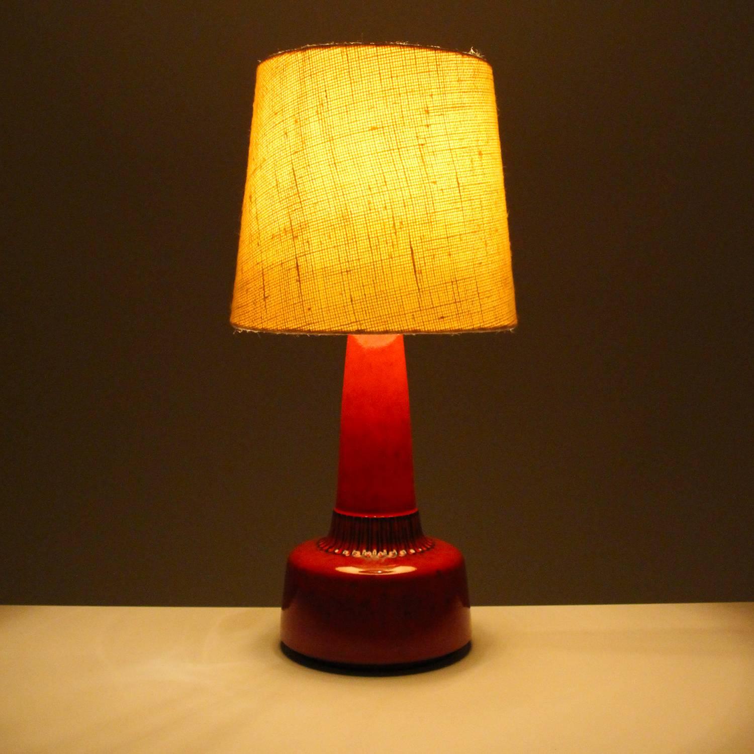 Red table lamp, No 1080-2 by Einar Johansen for Soholm Stentøj in the 1960s - gorgeous rich red glazed pottery lamp stand with cream white fabric shade included, all in excellent vintage condition.

This is a quite unusual Einar Johansen piece -