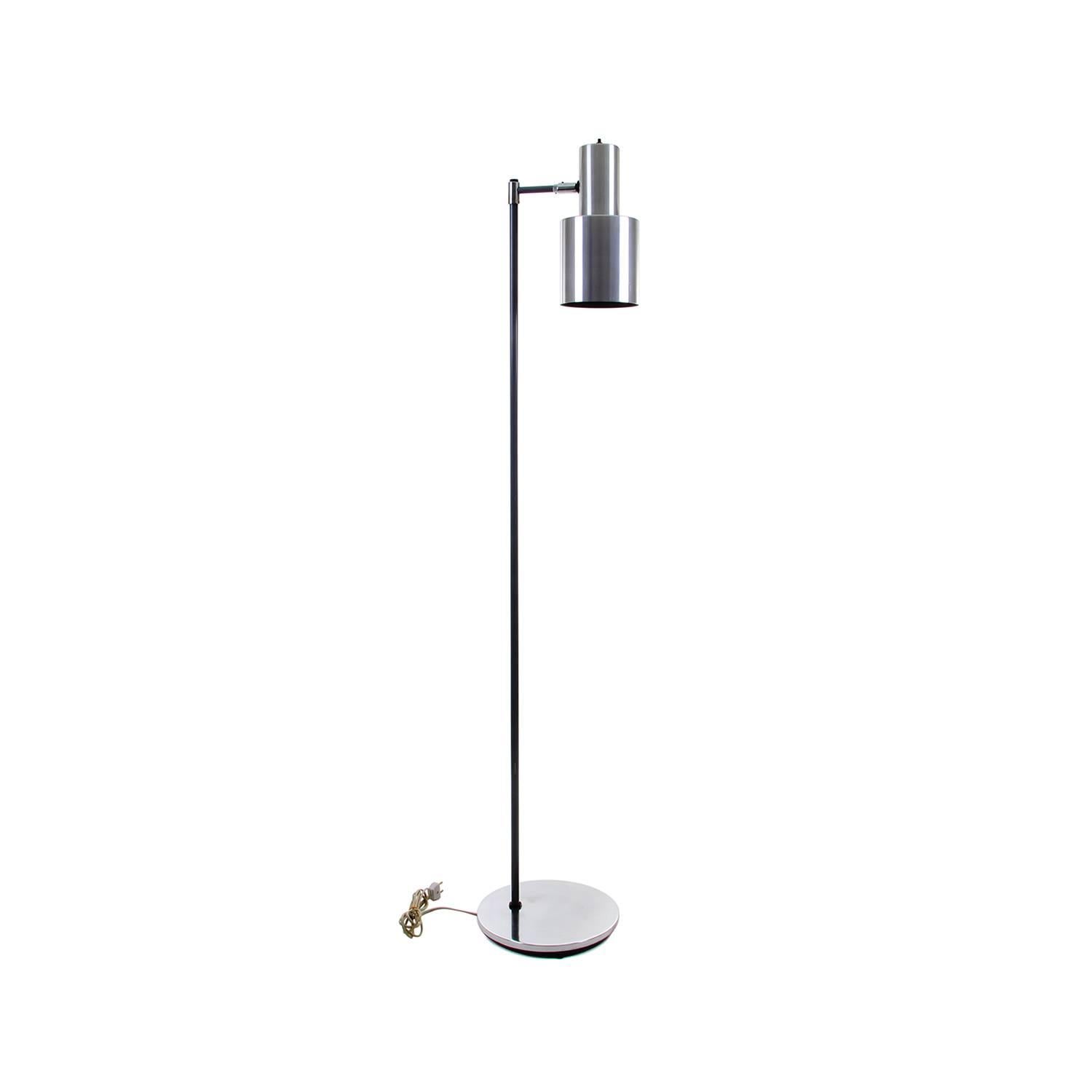 Stylish Danish midcentury floor lamp - the Studio is designed by Jo Hammerborg for Fog & Mørup in 1963 in very good vintage condition.

The Studio floor lamp is made of a circular aluminium base, from where a grey lacquered metal arm rise straight