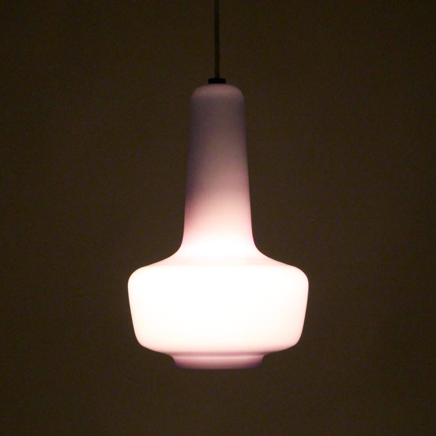 Kreta - purple blown glass pendant light designed by Jacob E. Bang in 1964 and produced by Fog & Mørup in collaboration with Holmegaard Glassworks - gorgeous glass ceiling light in very good vintage condition.

A blown glass pendant - double
