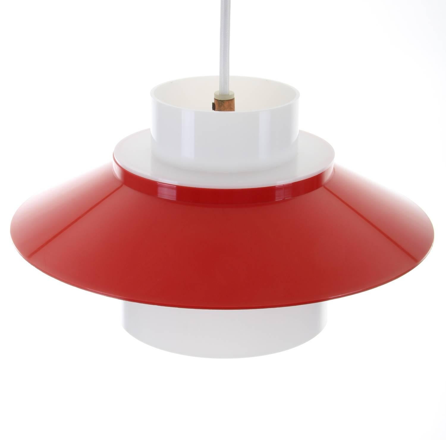 Dinette, Red and White Acrylic Pendant Light by Bent Karlby, 1970, Lyfa In Excellent Condition For Sale In Frederiksberg, DK