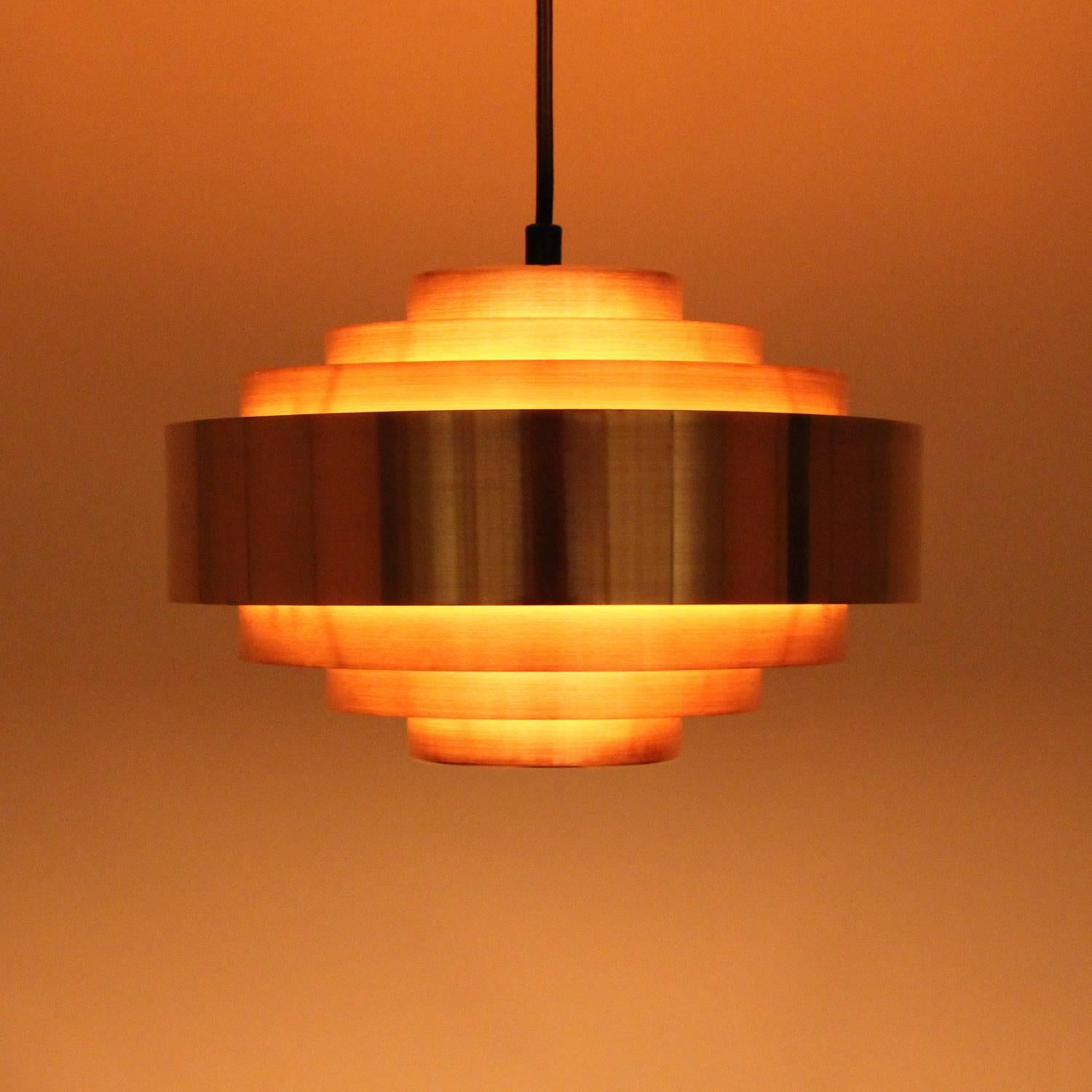 Ultra, copper pendant light by Jo Hammerborg for Fog & Mørup in 1963 - stylish Scandinavian Modern copper ceiling light in very good vintage condition.

The Ultra is a beautiful pendant light, comprised of seven polished copper rings encompassing
