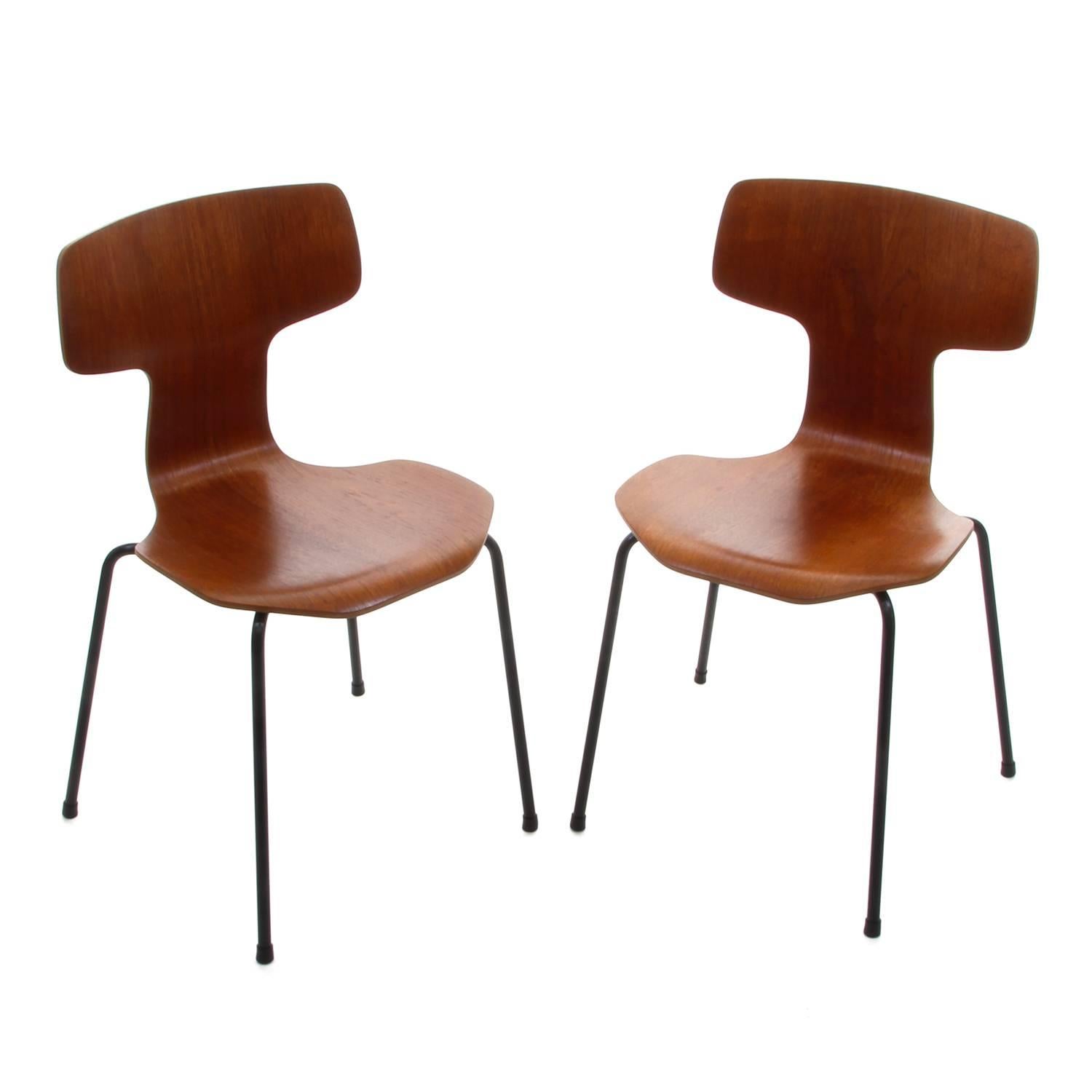 Teak T-Chairs, pair of model 3103 chairs by Arne Jacobsen in 1957 for Fritz Hansen, Danish Mid-Century Modern dining chairs, original vintage editions in excellent vintage condition.

The 3103 or T-chair is, like its predecessors the Ant chair and