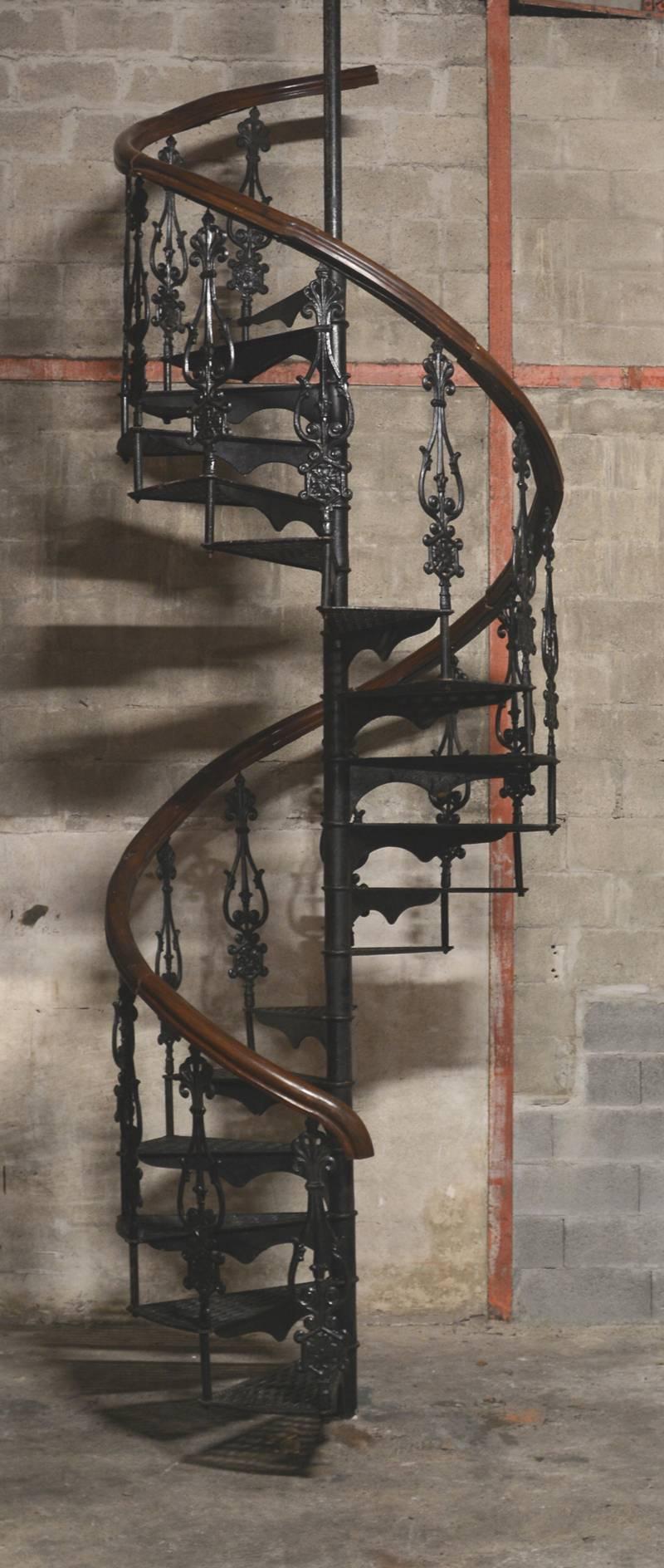 Late 19th century Colonial Spiral staircase in cast iron. These old English Victorian Staircases are refurbished (see photos before restoration), in good condition and easy to assemble. Adjustable size up to 138” / 3.50 m (we can propose staircases