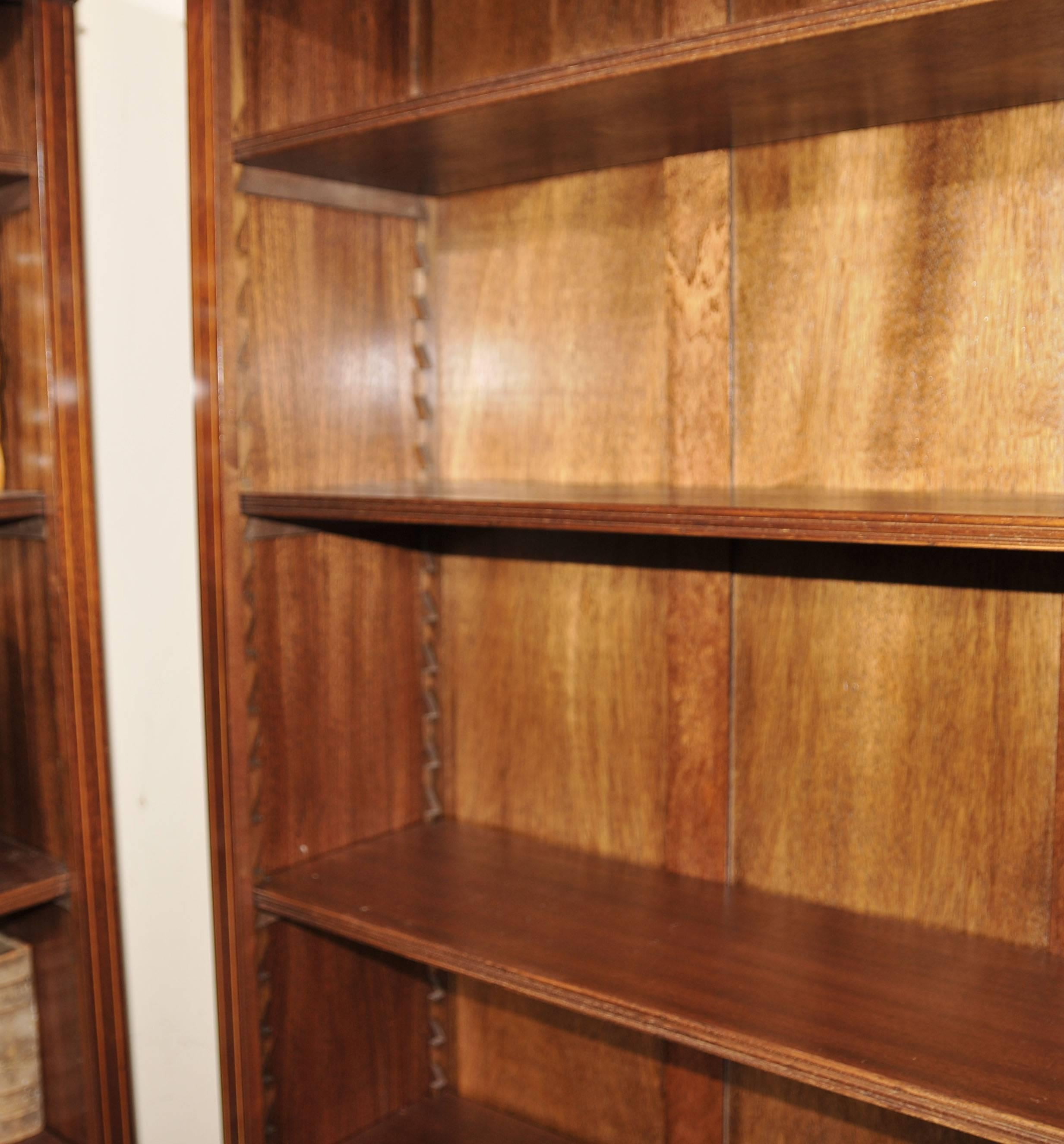 Pair of English Sheraton Style Mahogany Open Front Bookcases In Excellent Condition For Sale In Potters Bar, Herts