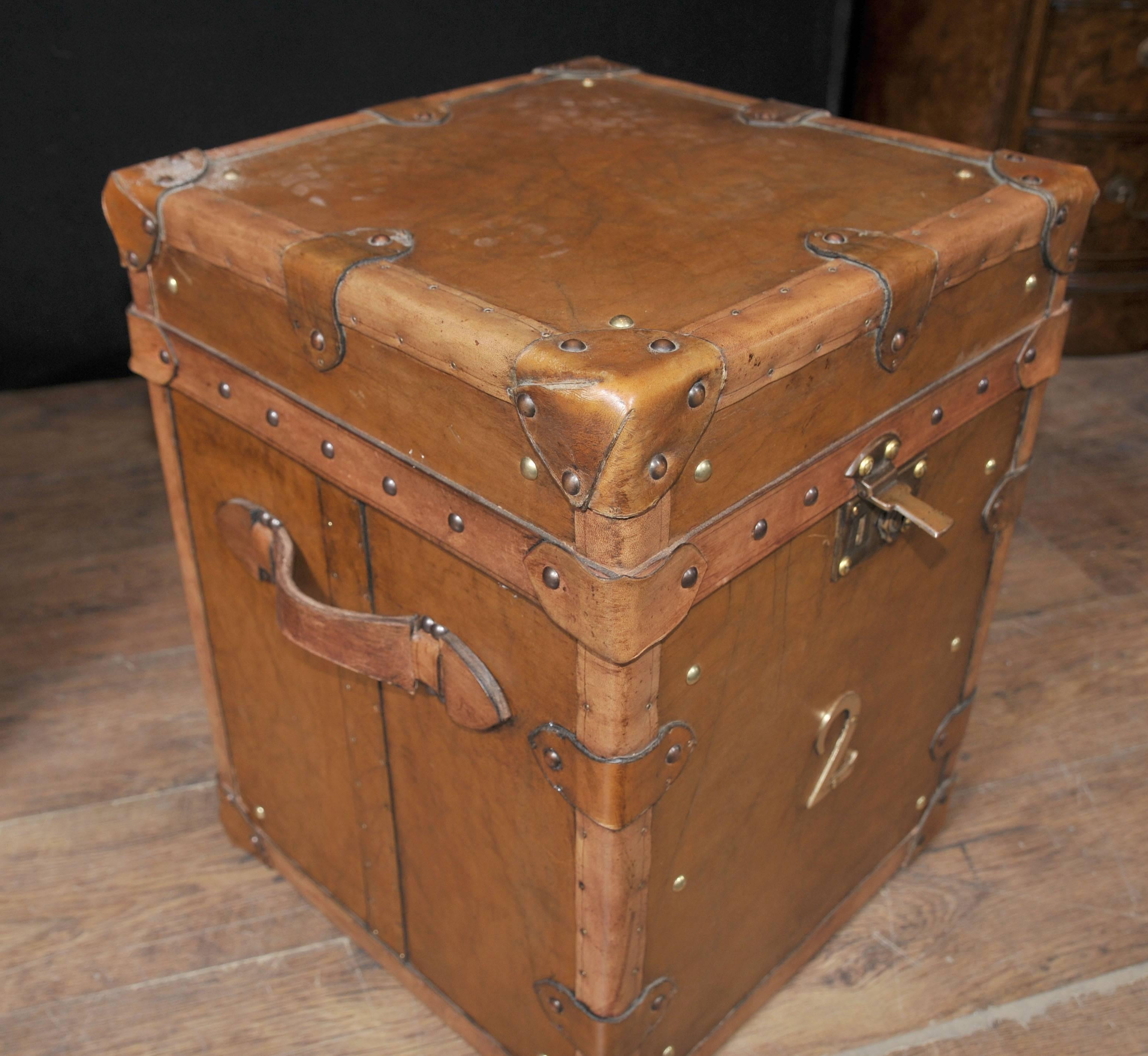 Pair of Vintage Steamer Trunk Luggage Boxes Side Tables In Excellent Condition For Sale In Potters Bar, Herts