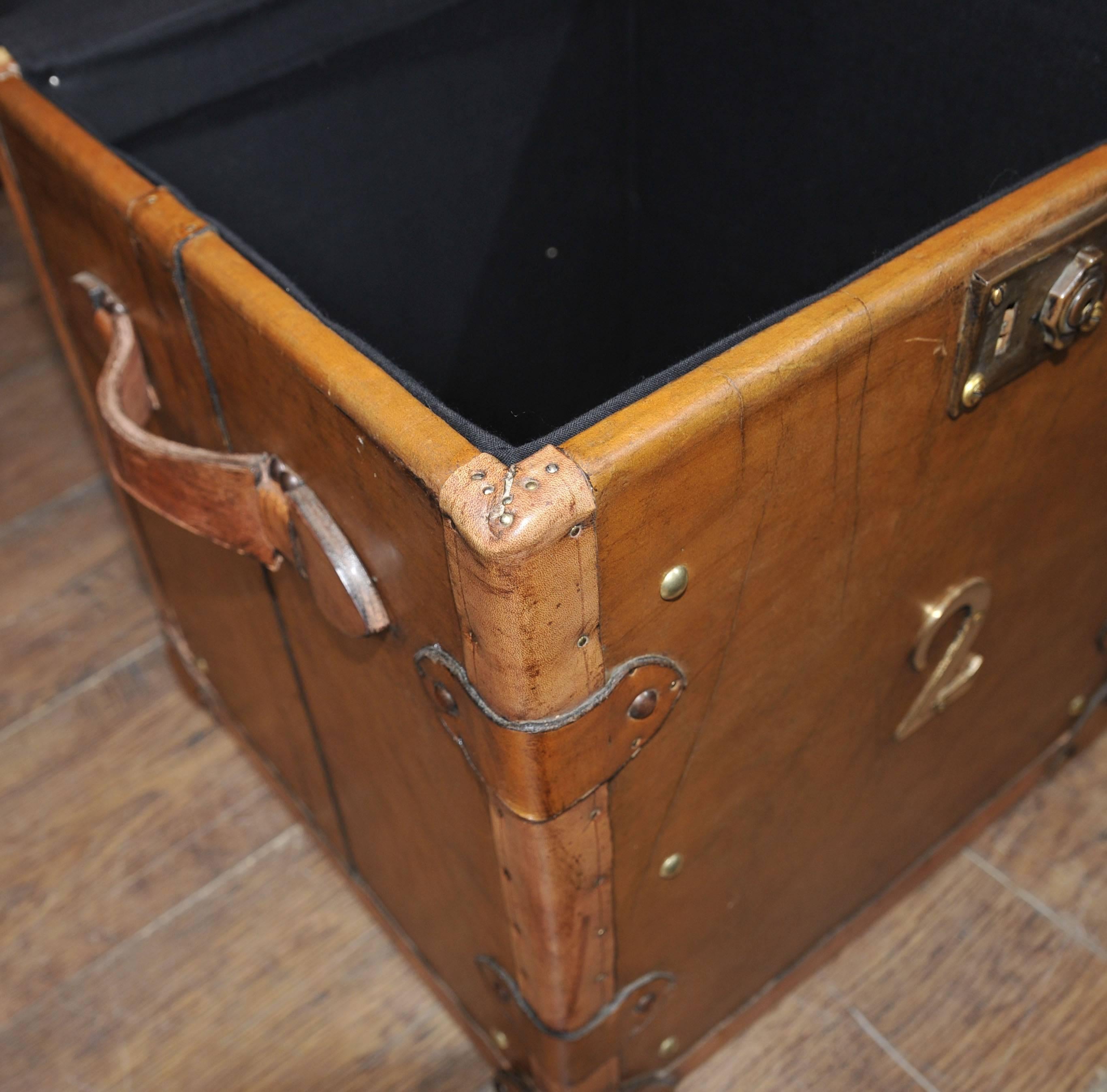 British Colonial Pair of Vintage Steamer Trunk Luggage Boxes Side Tables For Sale