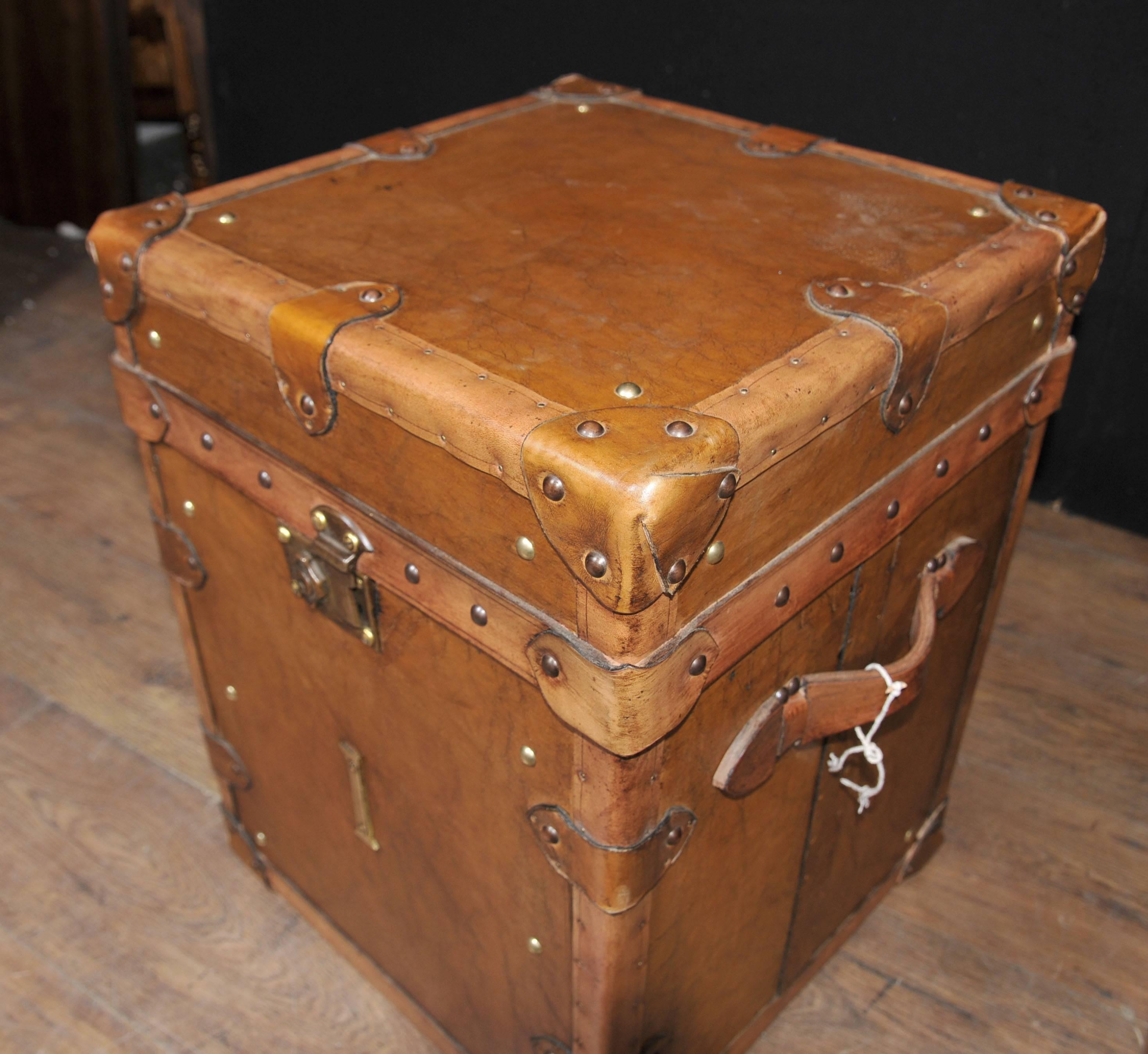 Pair of Vintage Steamer Trunk Luggage Boxes Side Tables In Excellent Condition For Sale In Potters Bar, Herts