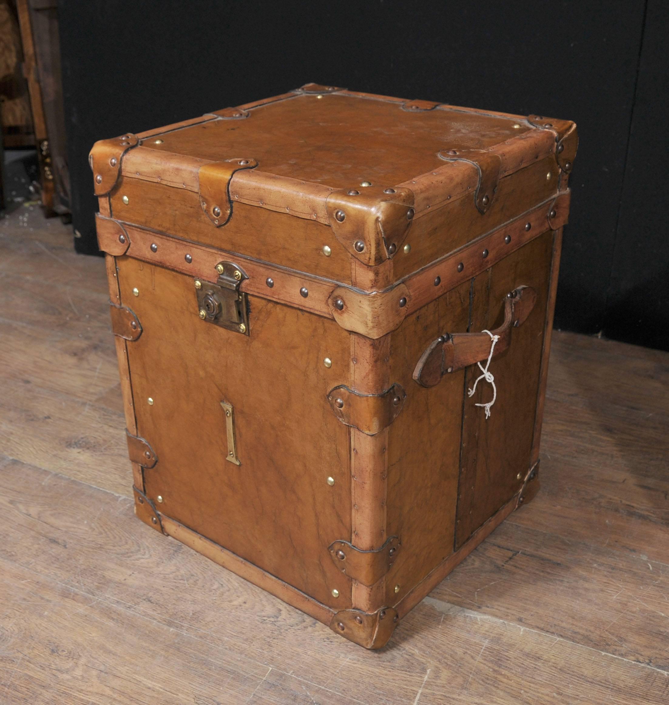 Pair of Vintage Steamer Trunk Luggage Boxes Side Tables For Sale 2