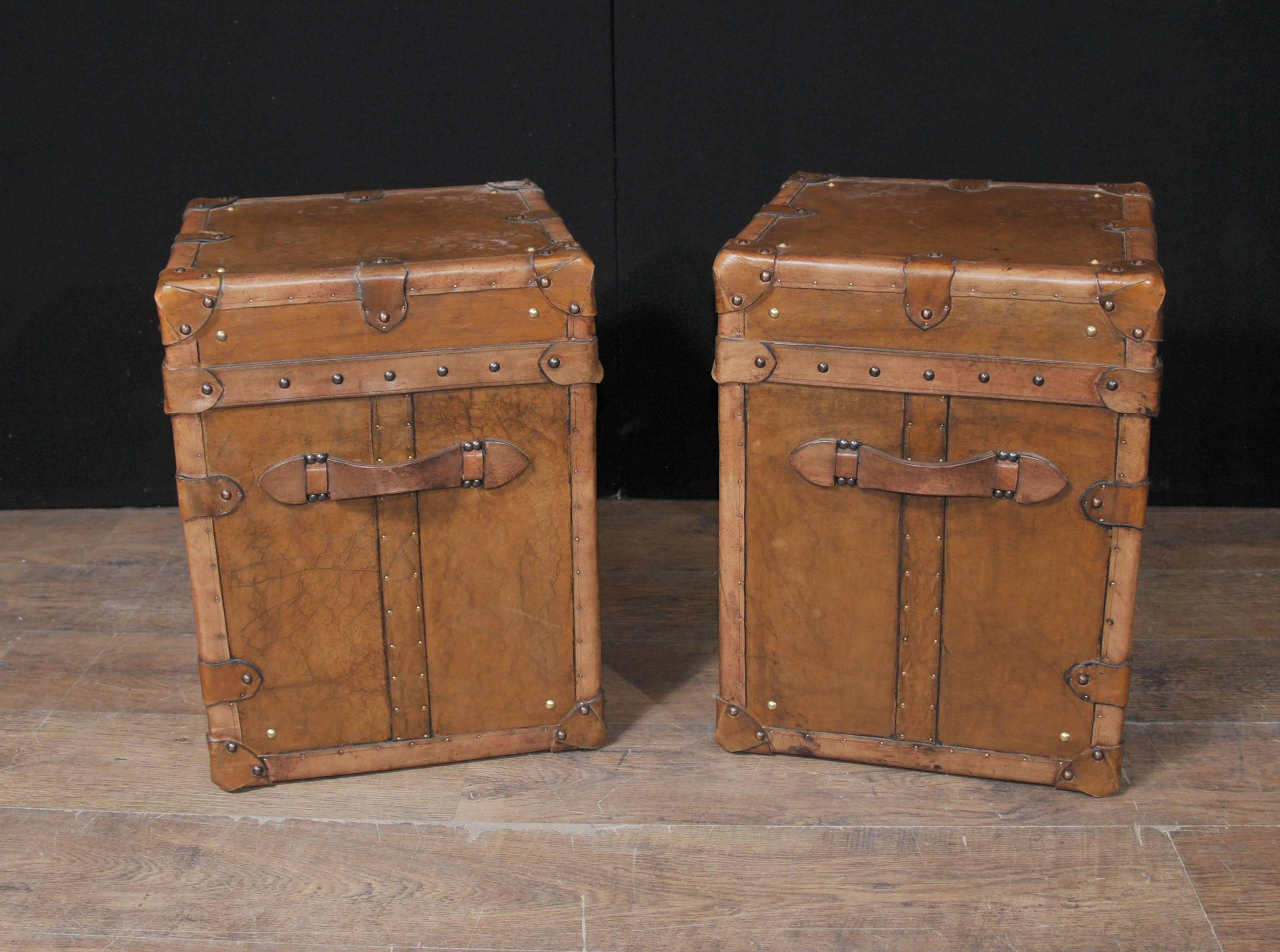 Pair of Vintage Steamer Trunk Luggage Boxes Side Tables For Sale 4