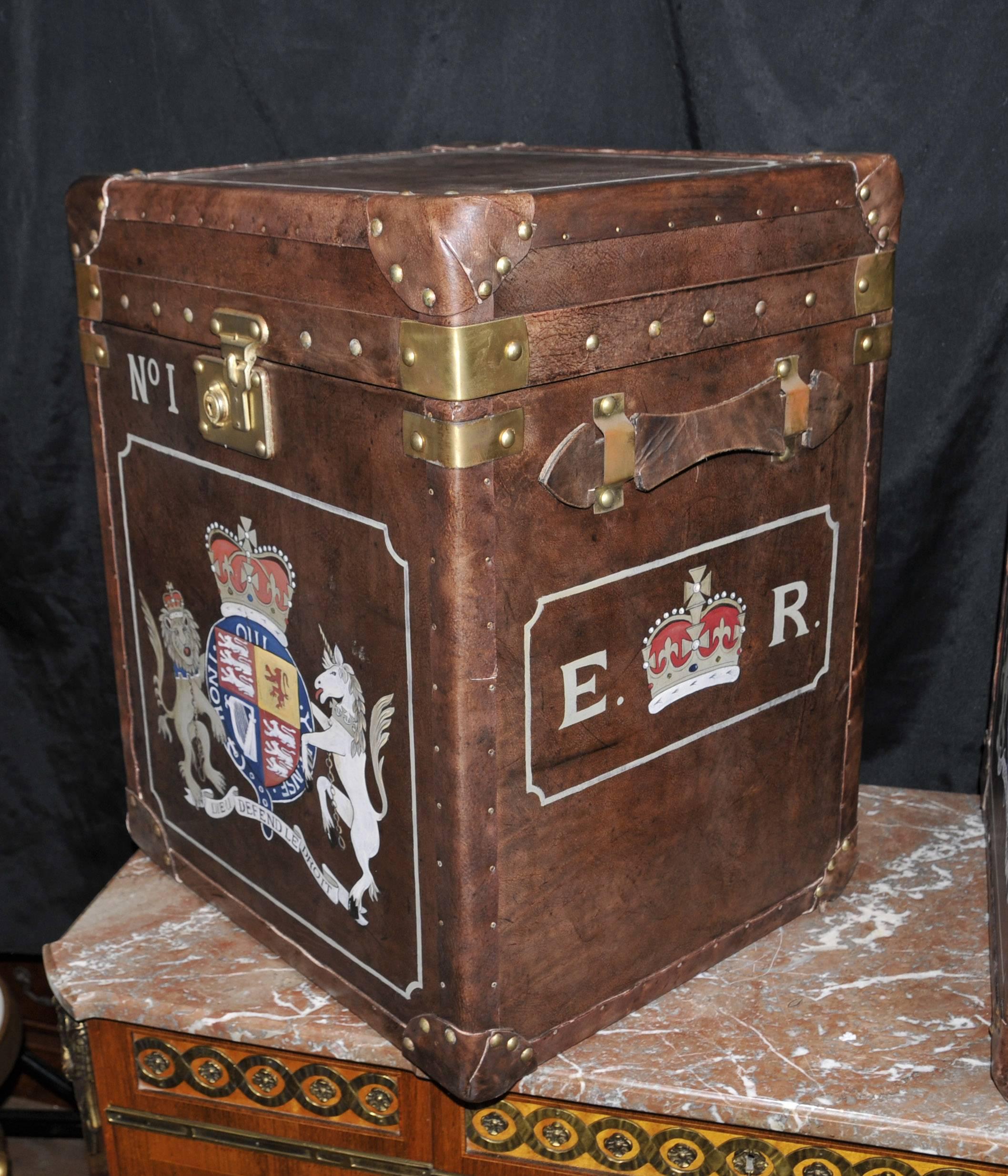 Pair of Leather Steamer Trunk Side Tables Boxes Luggage Case In Good Condition For Sale In Potters Bar, Herts