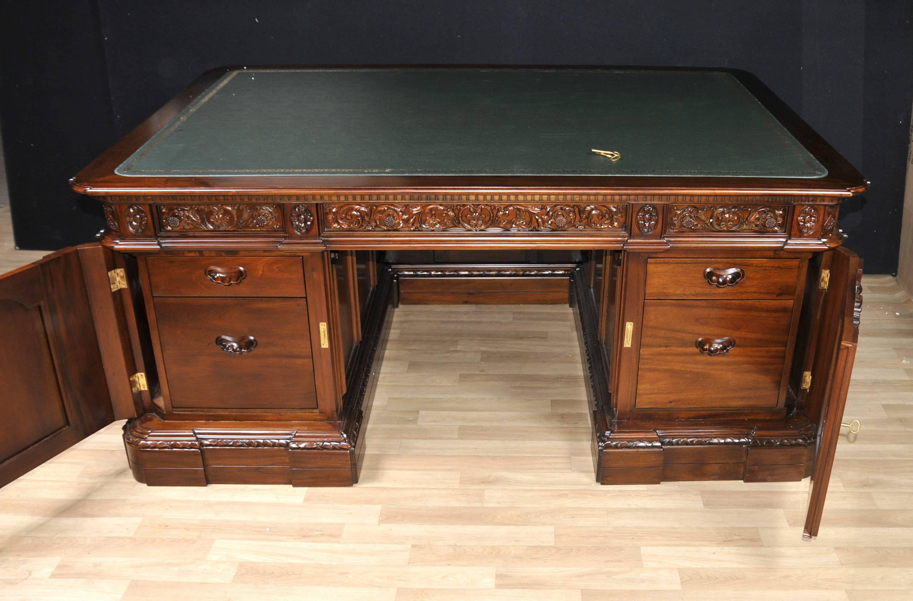 does the resolute desk have secret compartments