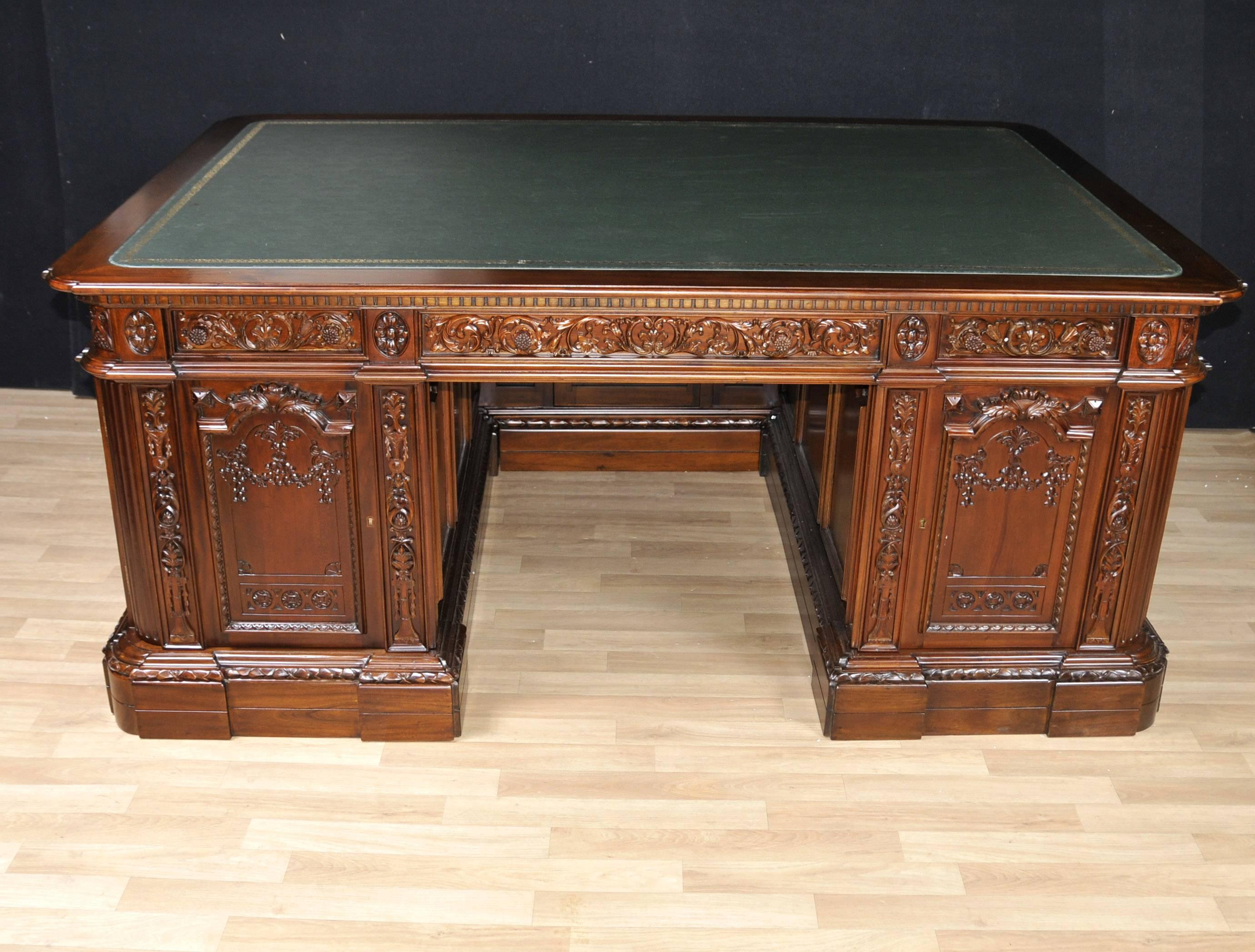 Mahogany Presidents Partners Desk Resolute Replica In Excellent Condition For Sale In Potters Bar, Herts