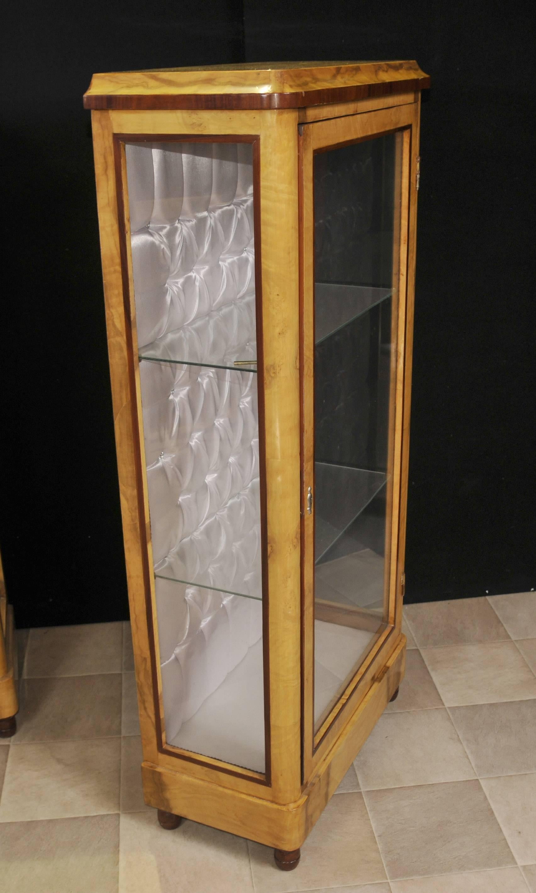 Contemporary Pair of Art Deco Style Display Cabinets Glass Fronted Bijouterie For Sale