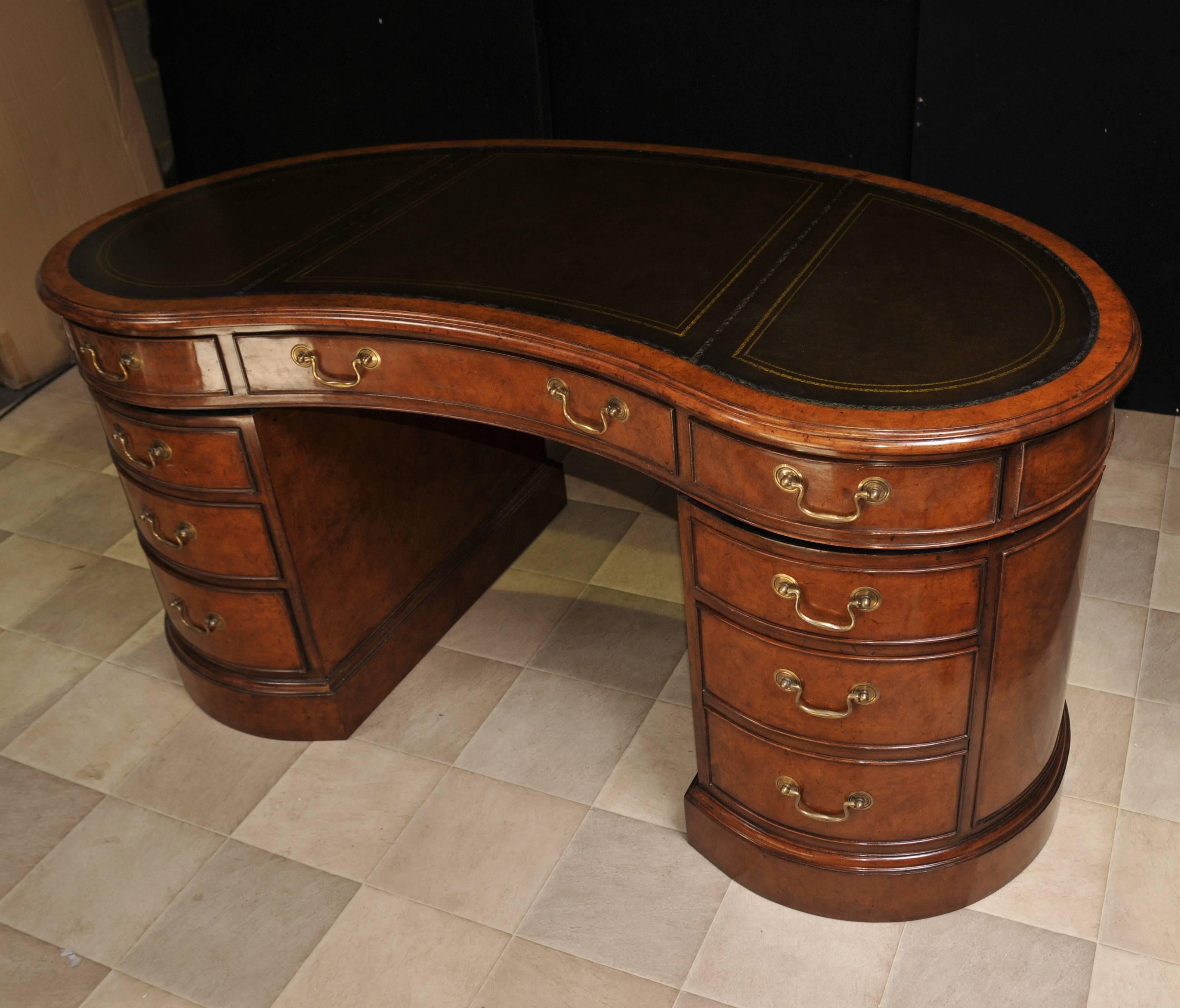 Regency Kidney Style Bean Desk in Walnut Writing Table In Excellent Condition For Sale In Potters Bar, Herts