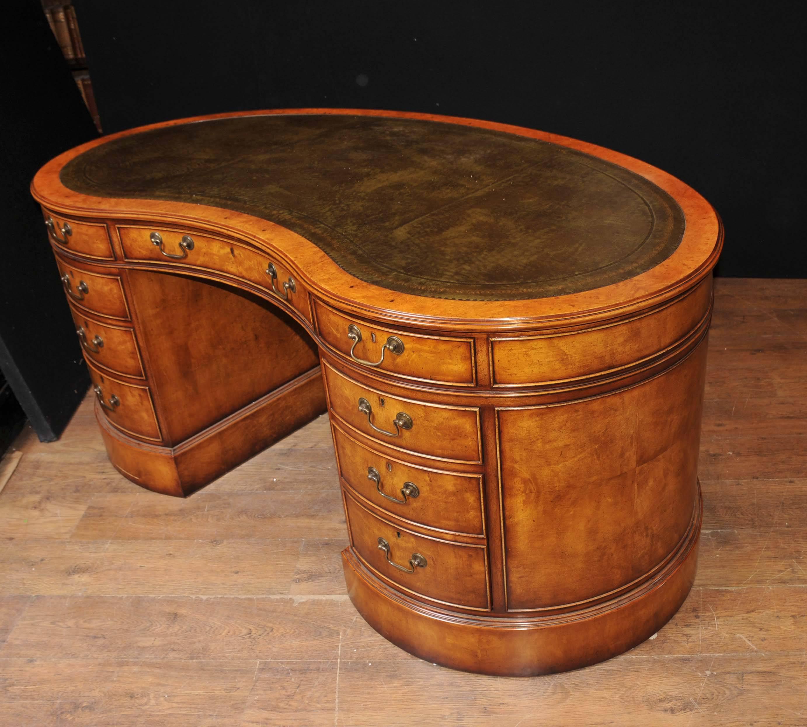 Regency Style Kidney Bean Desk in Satinwood In Excellent Condition For Sale In Potters Bar, Herts