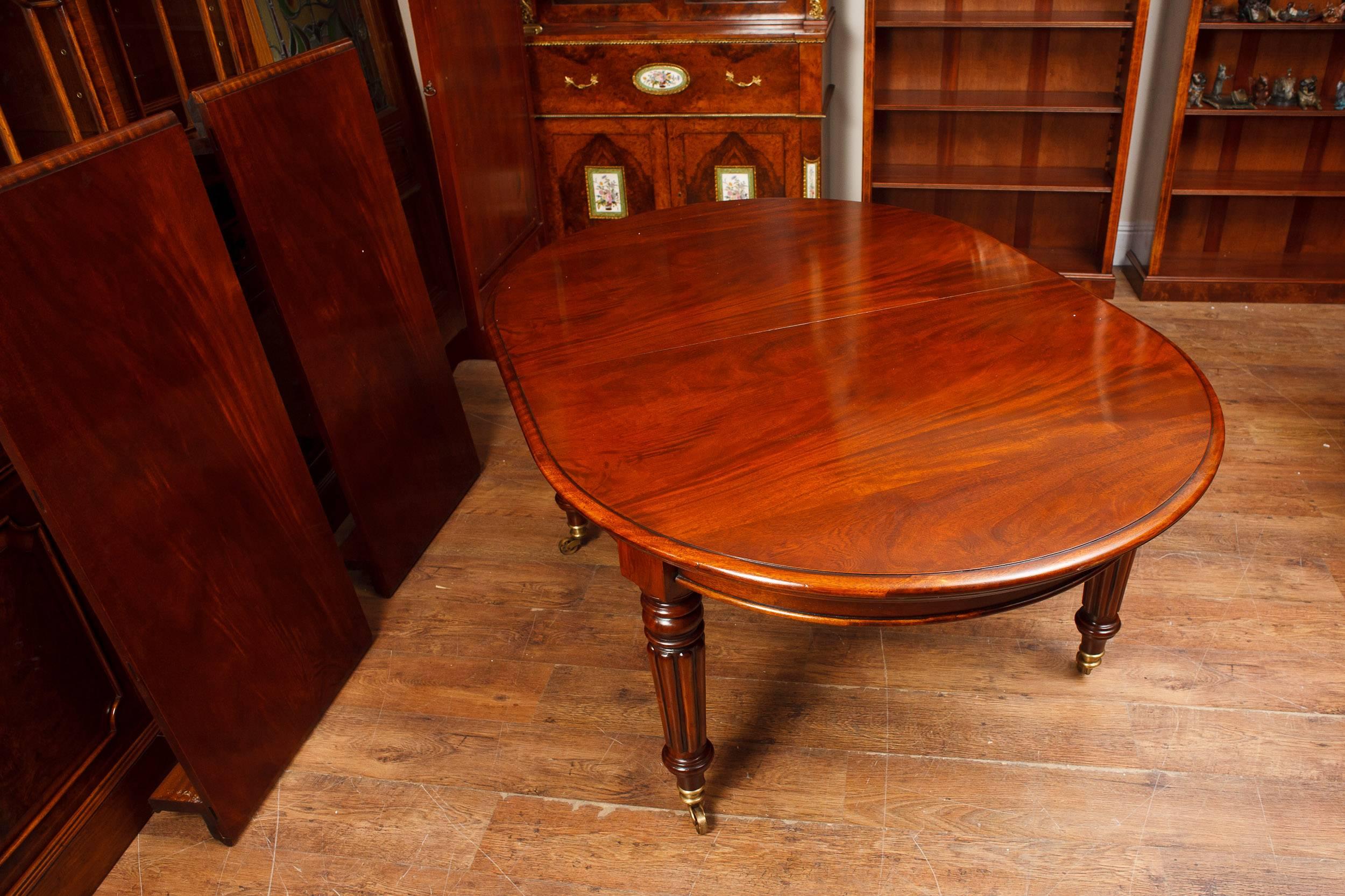 Large Extending Mahogany Victorian Style Dining Table For Sale 1