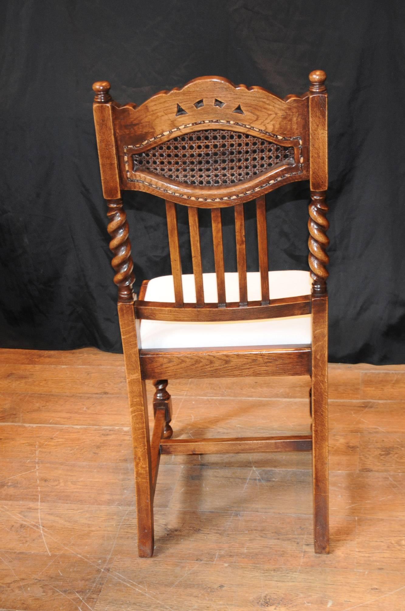 Set of Eight Barley Twist Dining Chairs Kitchen Farmhouse Chair In Good Condition For Sale In Potters Bar, Herts