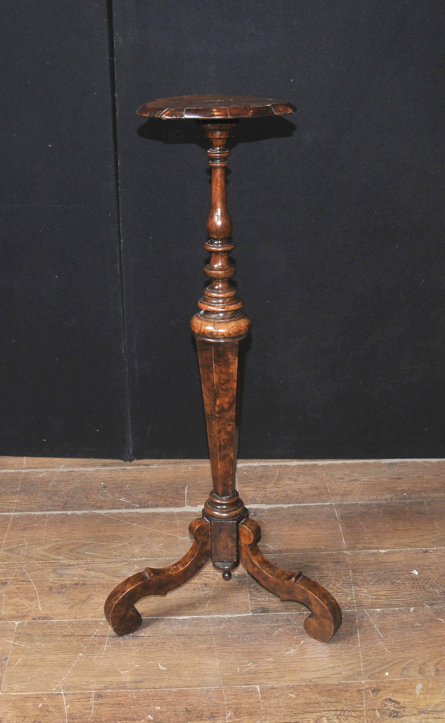 Antique William and Mary Walnut Pedestal Stand Table, 1860 In Good Condition For Sale In Potters Bar, Herts