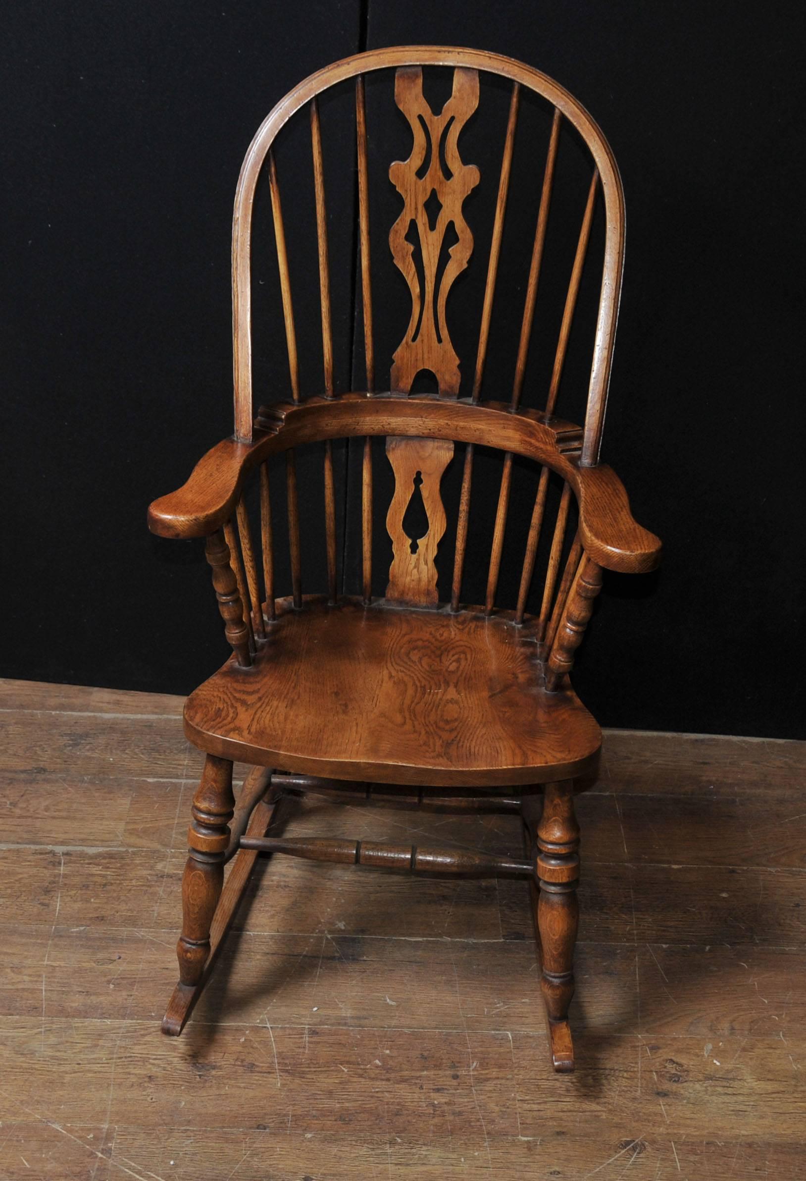 Hand-Carved English Windsor Rocking Chair Farmhouse Chairs In Good Condition For Sale In Potters Bar, Herts