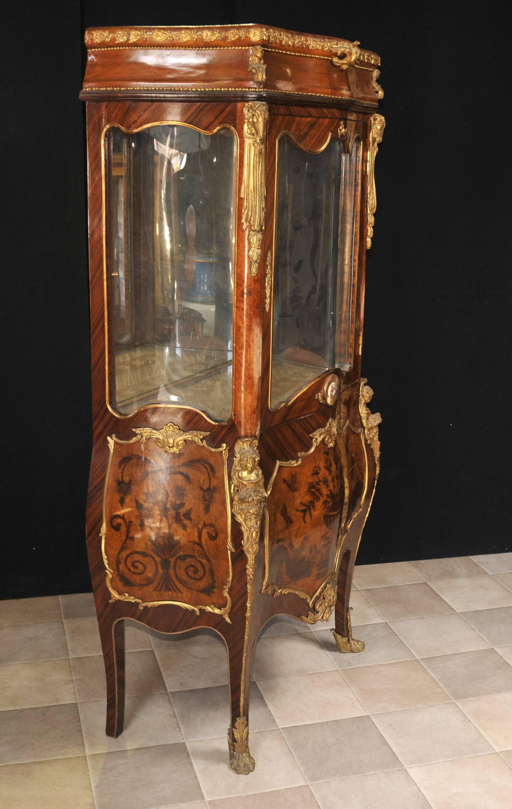 Gorgeous antique French Empire style glass display cabinet with marquetry inlay.
We date this antique to circa 1900 and it's in great condition.
Main structure is kingwood complemented by the marquetry inlay to the bottom showing flroal motifs and