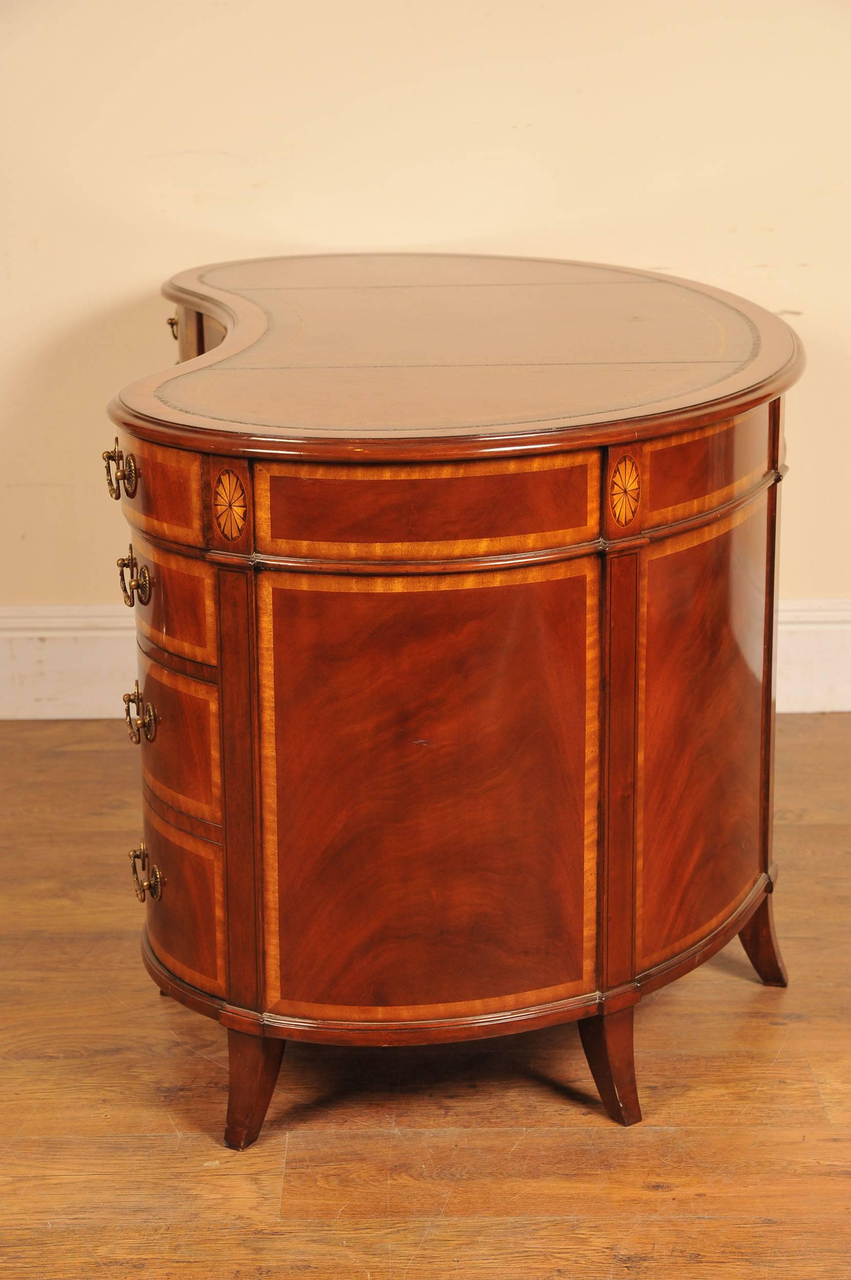 Regency Style Mahogany Kidney Desk Furniture In Good Condition For Sale In Potters Bar, Herts