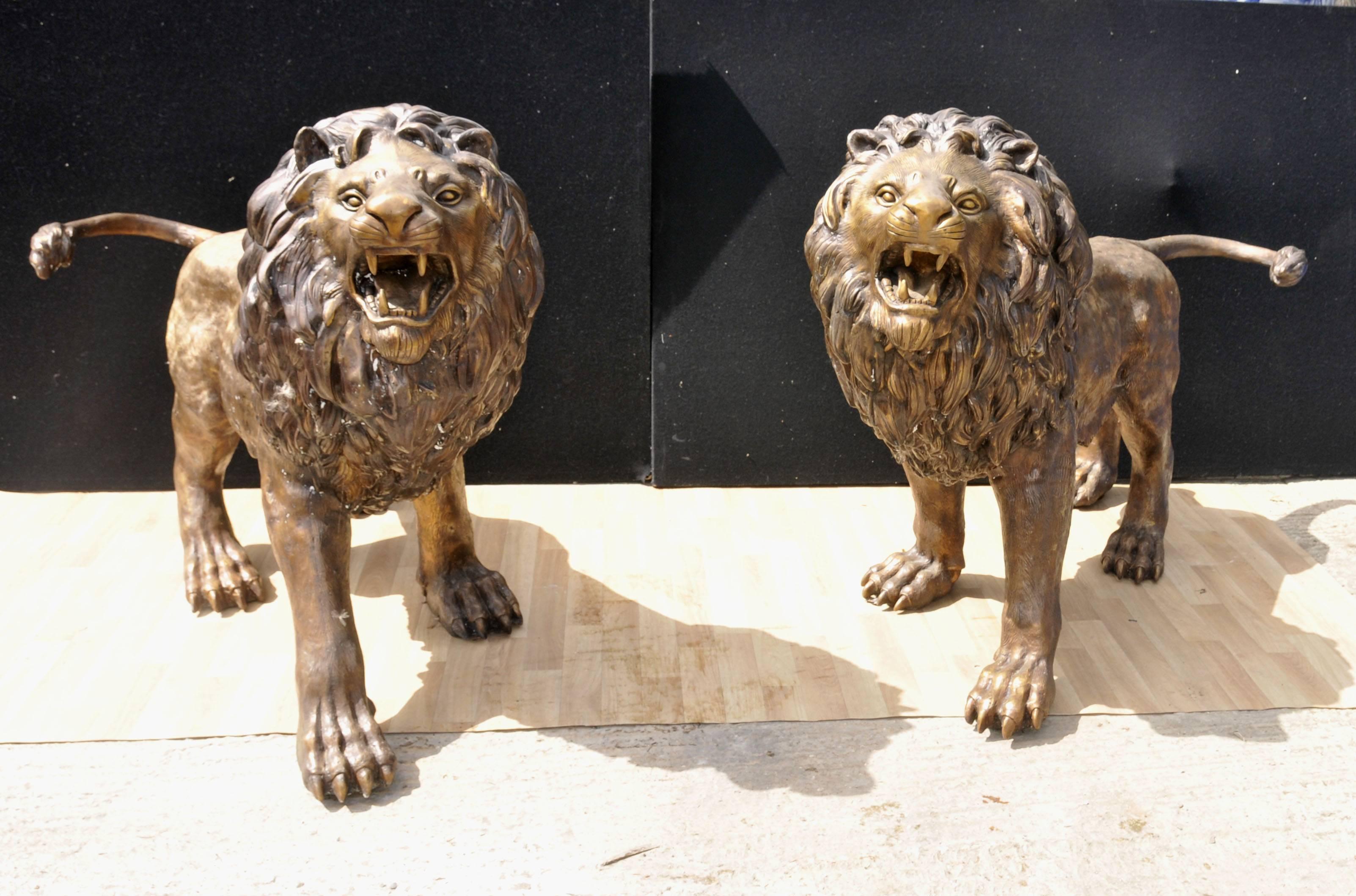 Pair Big Bronze Lions Lion Cat Statues Landseer Gatekeepers Medici In Excellent Condition For Sale In Potters Bar, Herts