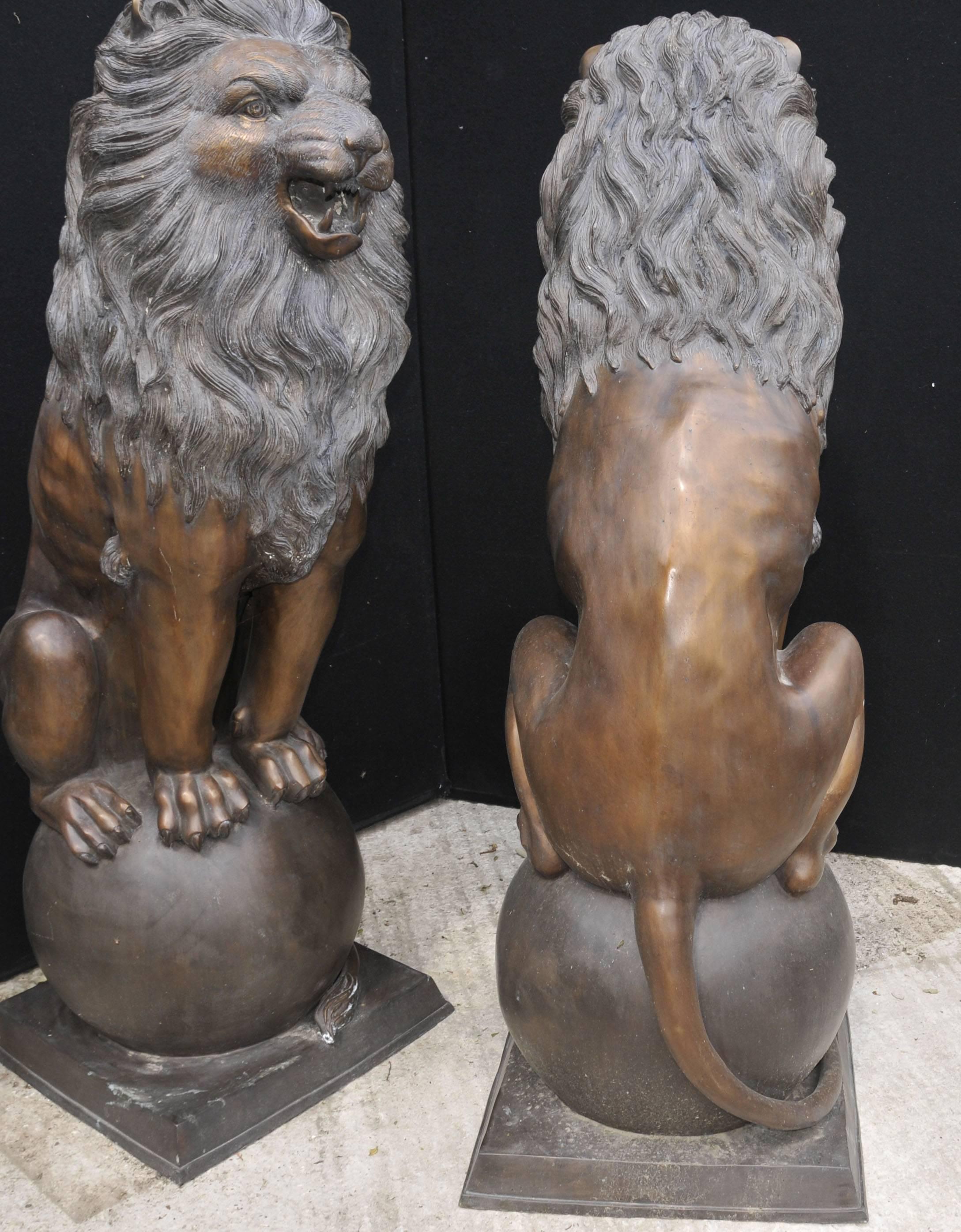 Pair of  XL Bronze Lion Gatekeeper Statues Lions on Ball Medici In Good Condition For Sale In Potters Bar, Herts