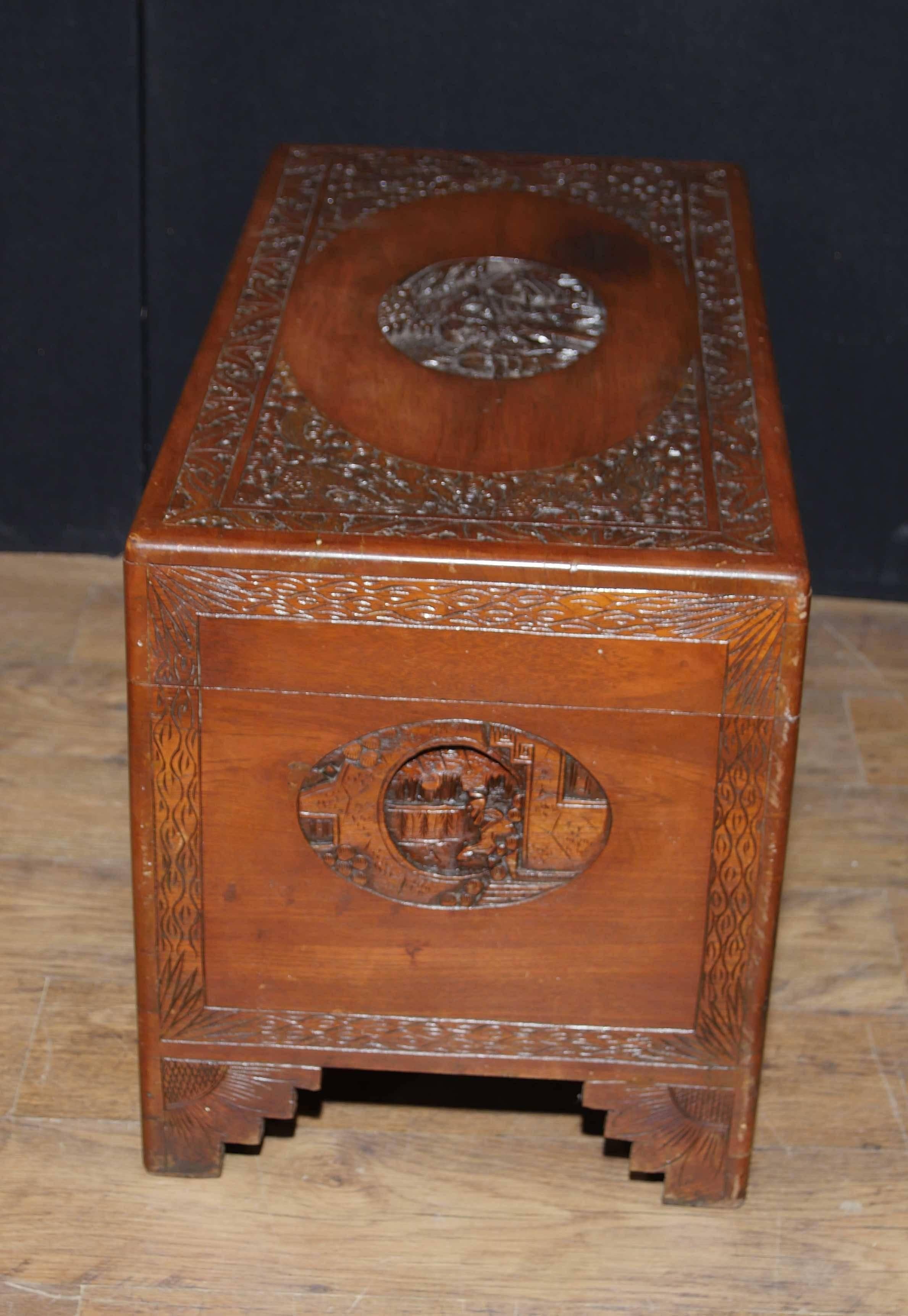 Gorgeous antique Chinese camphor wood luggage trunk or box.
Very intricately cast, very well crafted.
These chests were frequently brought back by sailors from the far east during the early 20th century.
Mostly found in british sea port towns