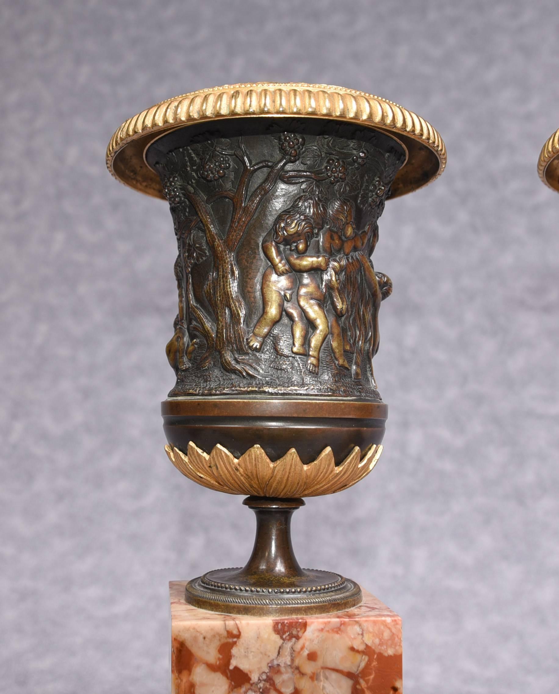 Pair of Italian Grand Tour Bronze Campana Urns on Marble Pedestal Bases, 1900 In Good Condition For Sale In Potters Bar, Herts