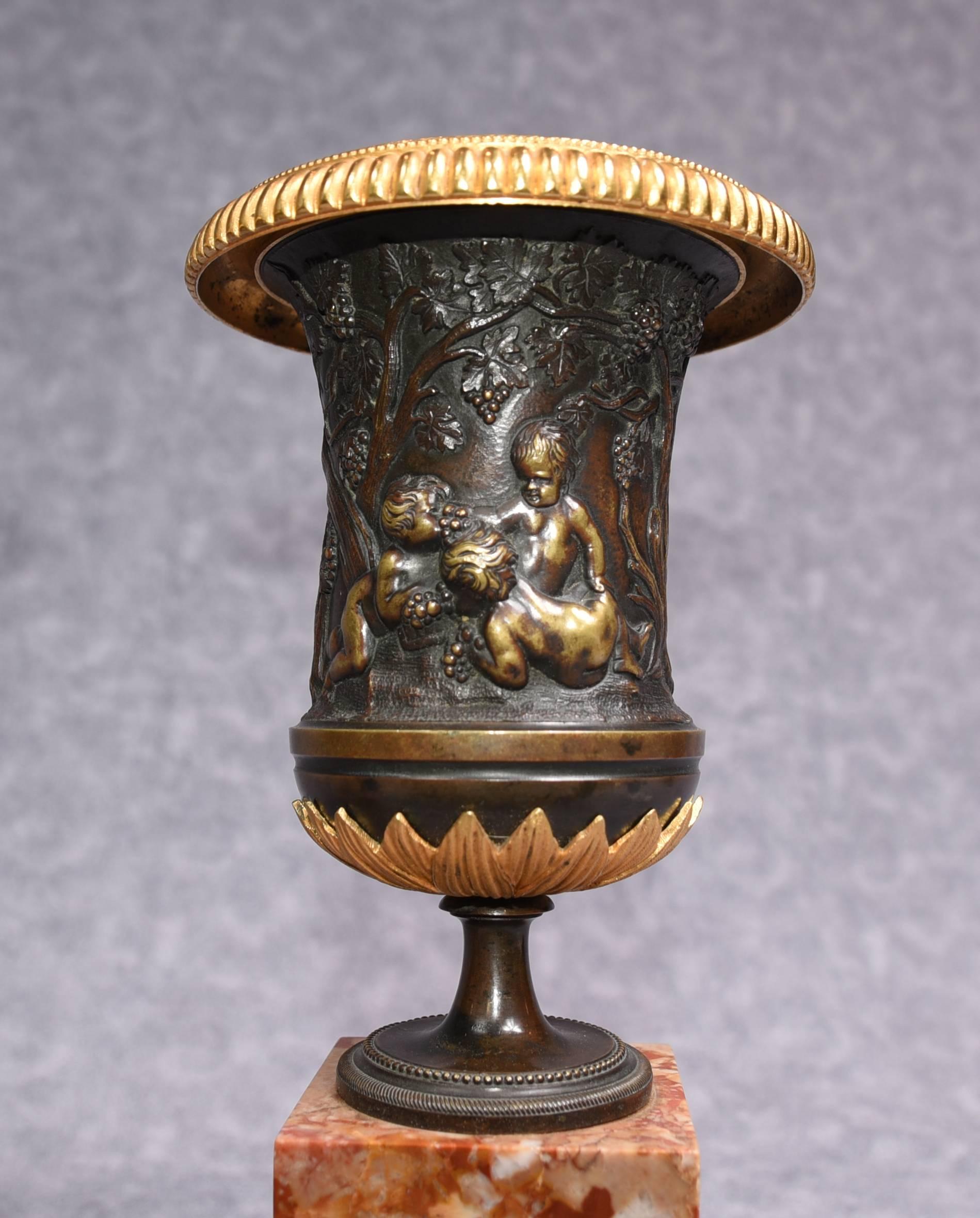 Mid-20th Century Pair of Italian Grand Tour Bronze Campana Urns on Marble Pedestal Bases, 1900 For Sale