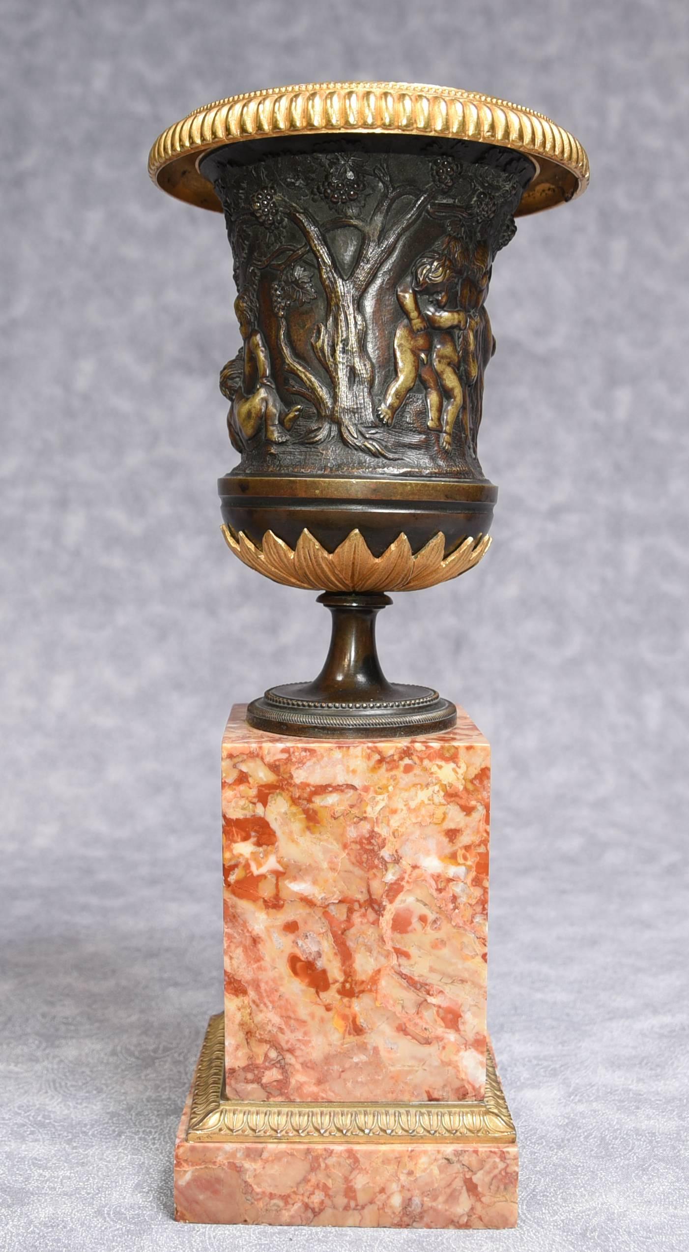 Pair of Italian Grand Tour Bronze Campana Urns on Marble Pedestal Bases, 1900 For Sale 1