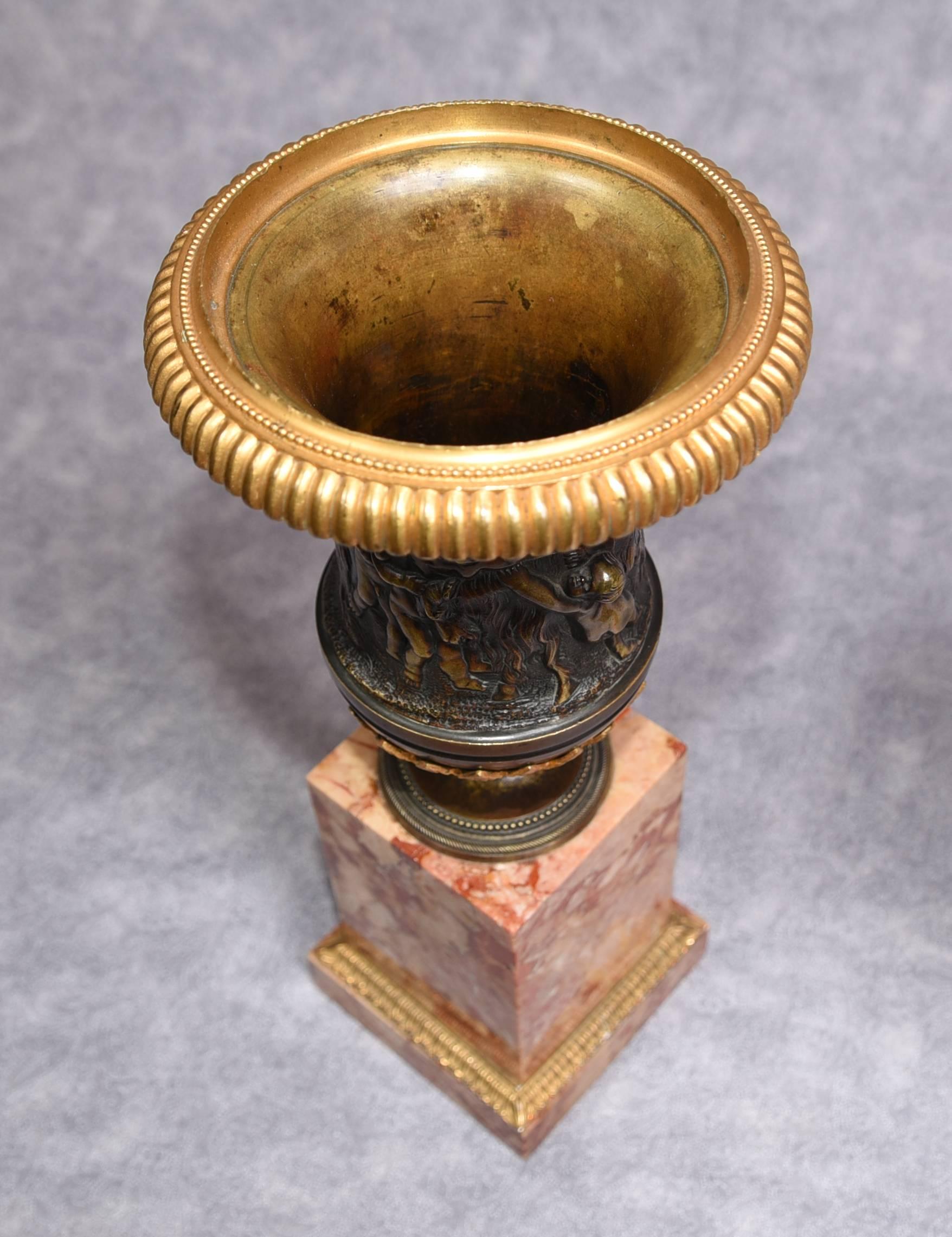 Pair of Italian Grand Tour Bronze Campana Urns on Marble Pedestal Bases, 1900 For Sale 3