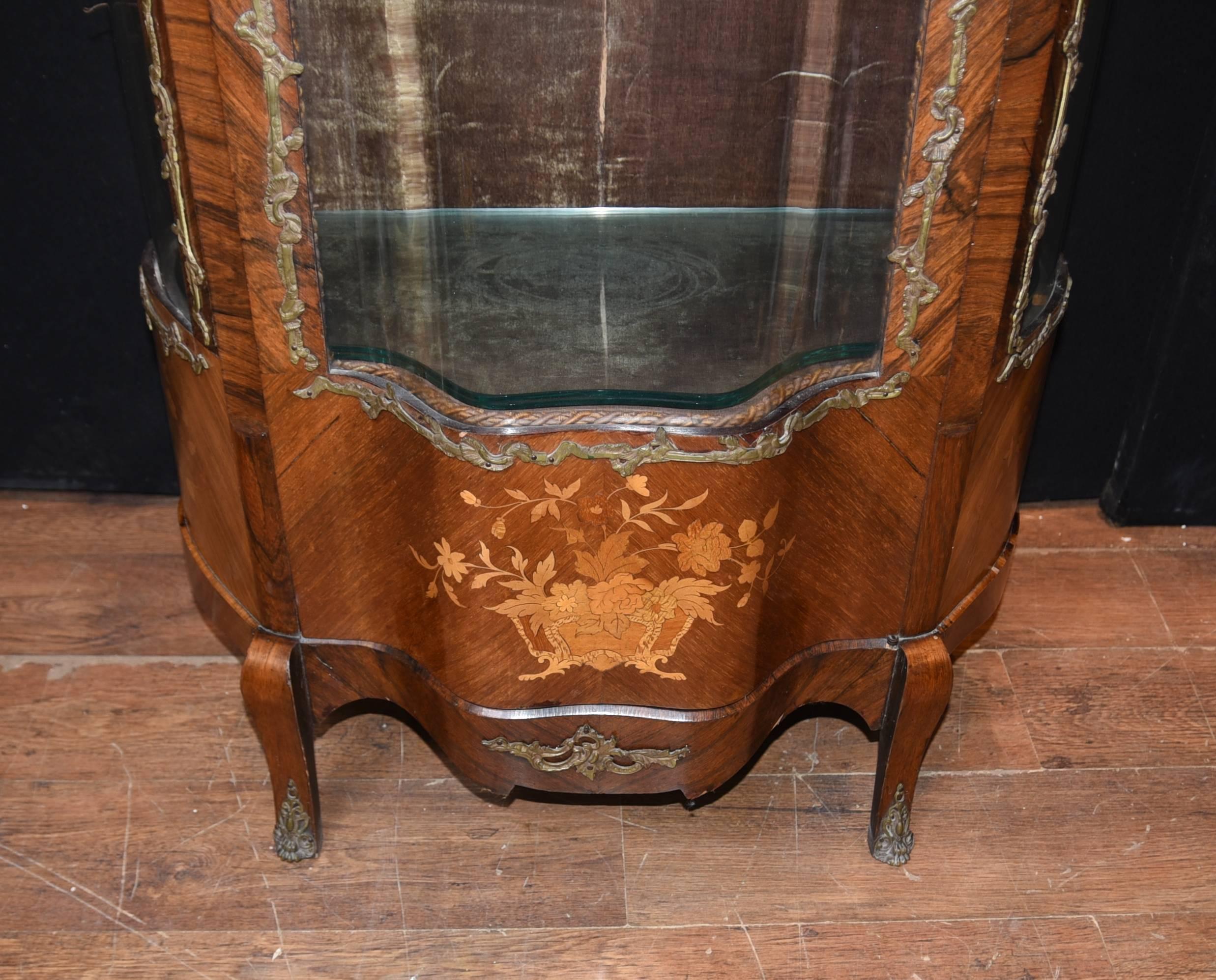 Gorgeous French antique Empire display cabinet
Great look to this piece, handcrafted from kingwood 
Intricate marquetry inlay work to the front with floral spray
Great piece for displaying decorative pieces
Purchased from a dealer on Marche