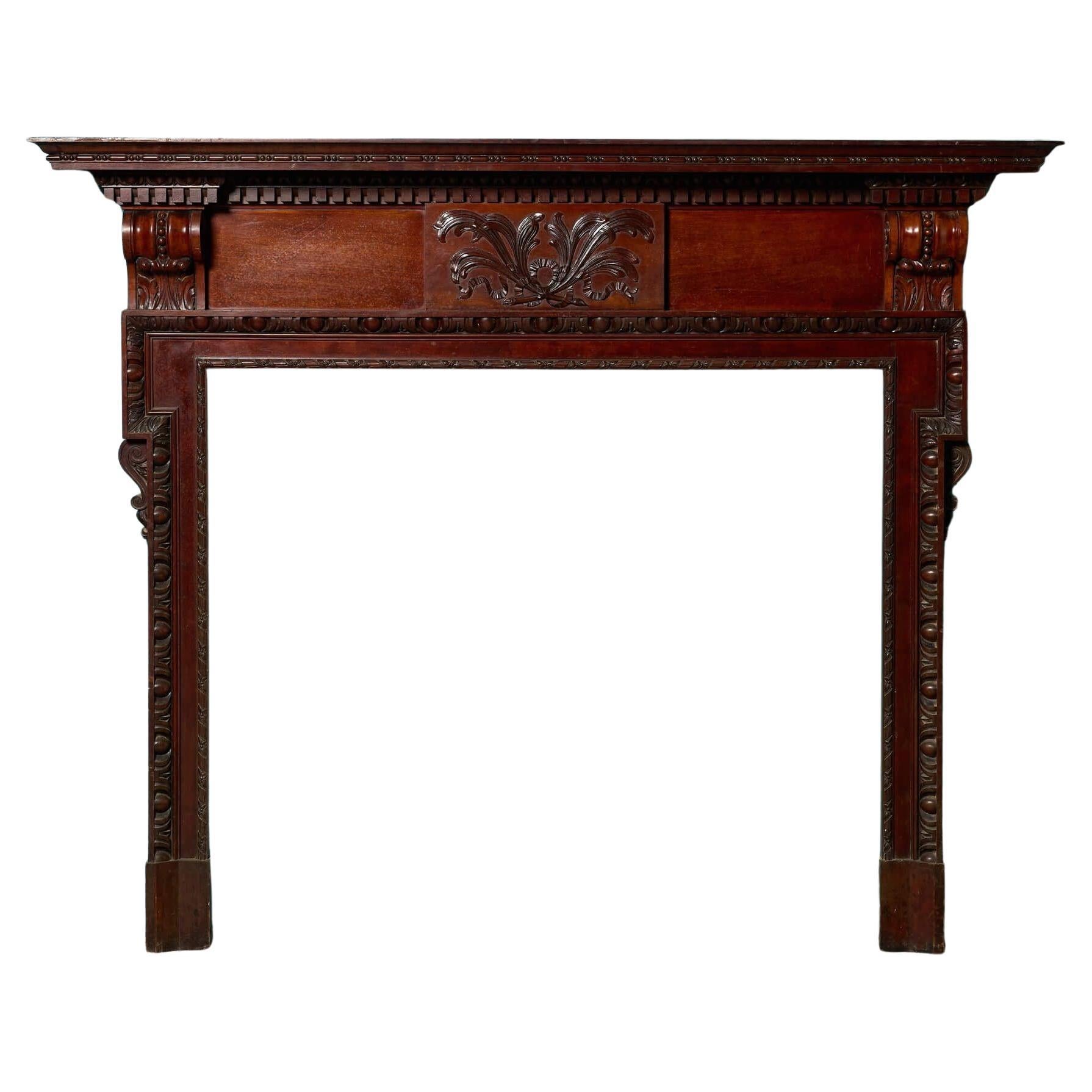 Cheminée ancienne en bois sculpté de style néoclassique en vente