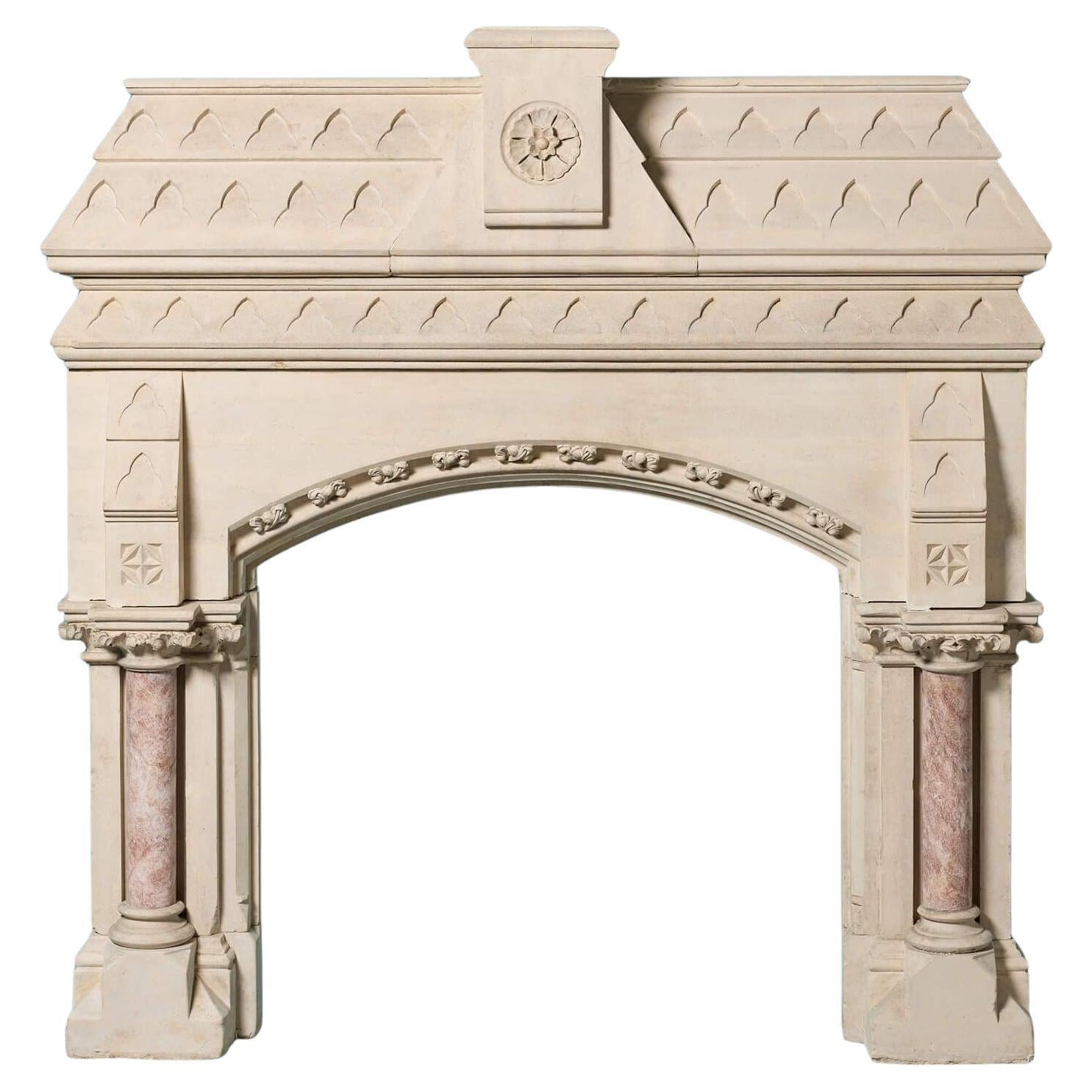 Cheminée néo-gothique en pierre calcaire à la manière de Pugin