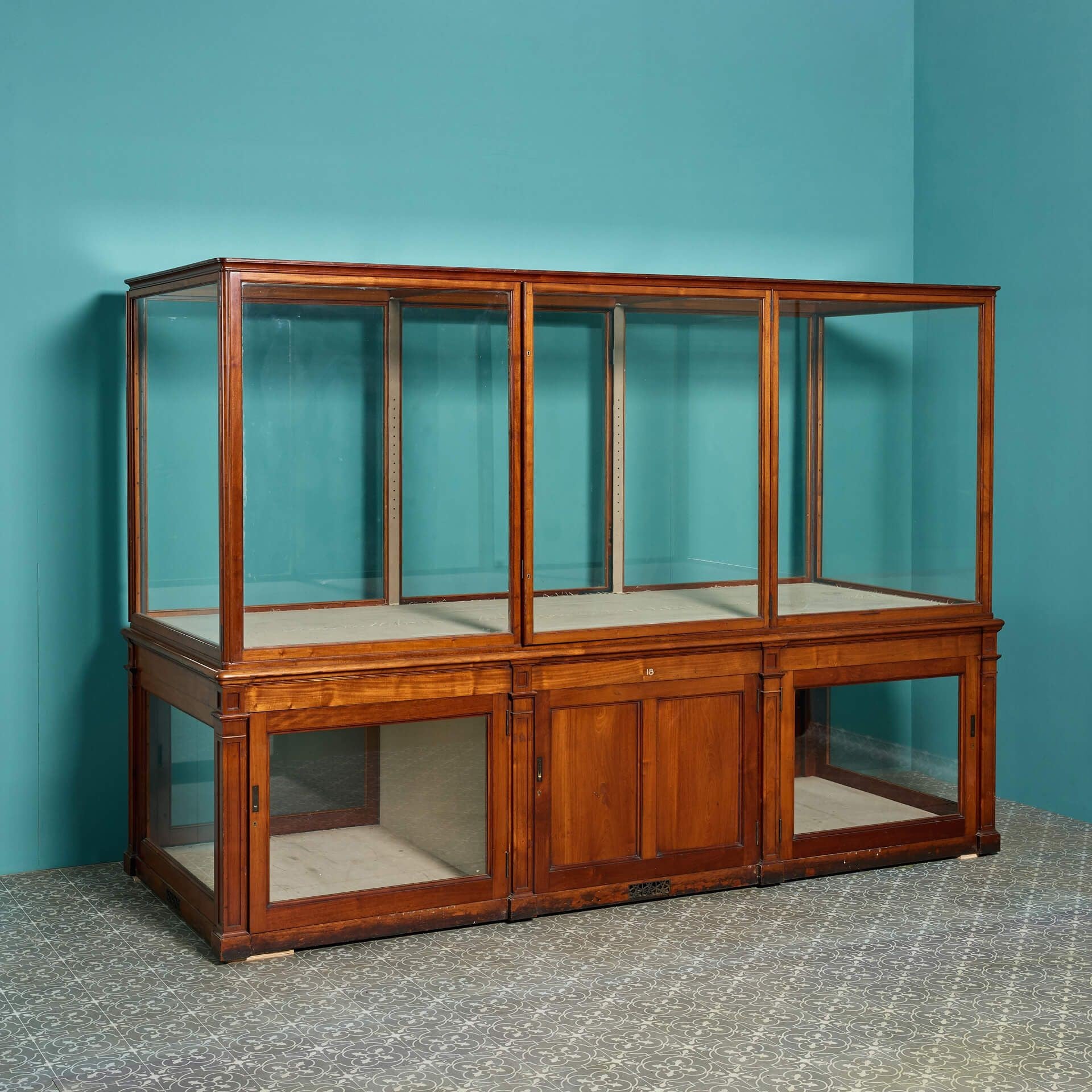 Armoire de musée du V & A Museum, Londres en vente