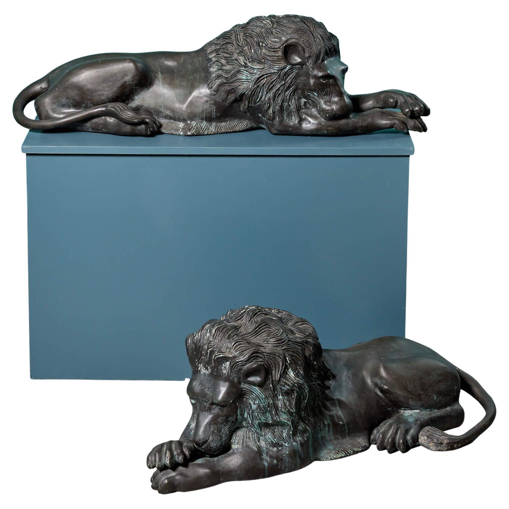 Paire de lions statutaires en bronze à la manière d'Antonio Canova