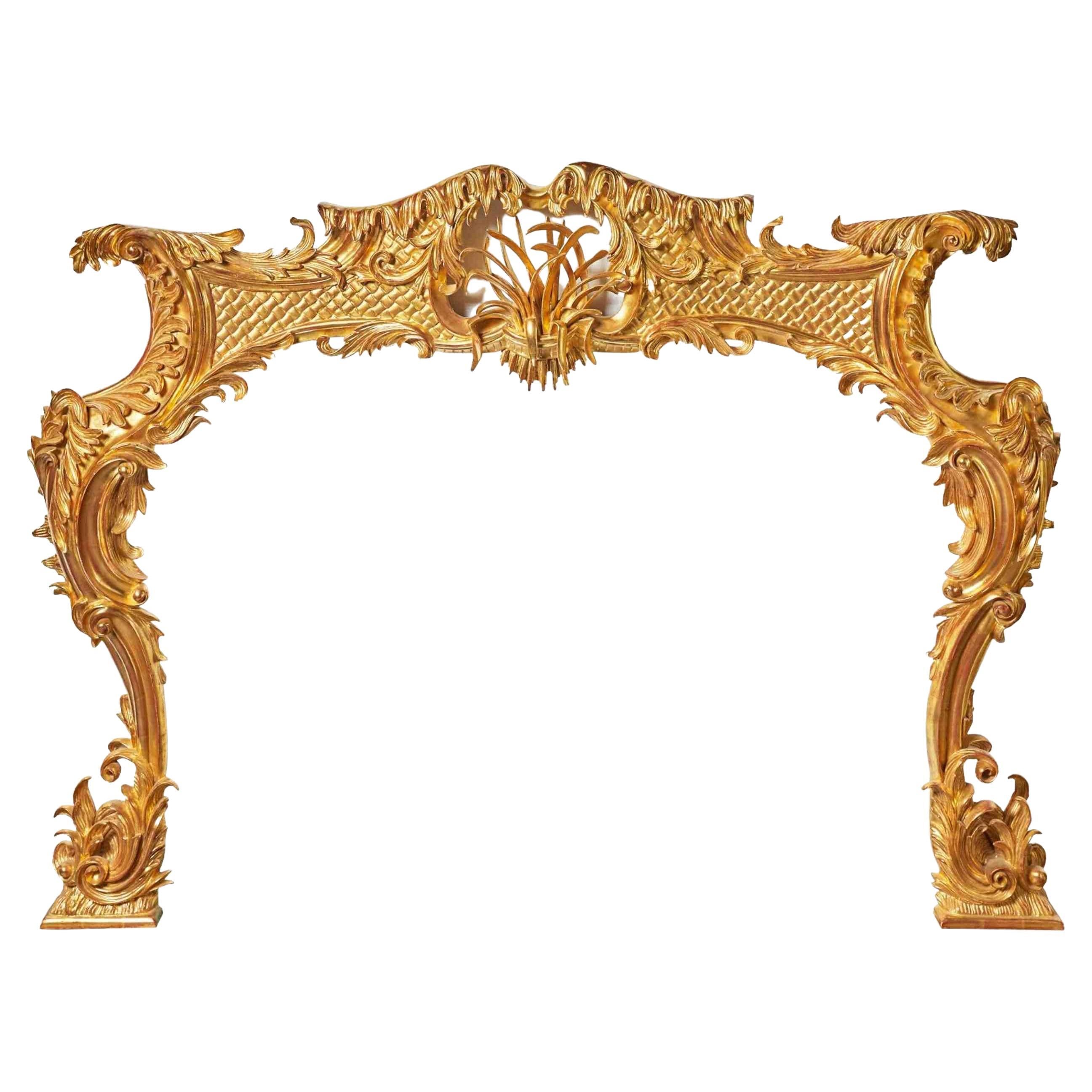 Cheminée en bois doré de style rococo du 18ème siècle en vente