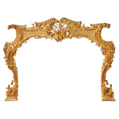 Cheminée en bois doré de style rococo du 18ème siècle