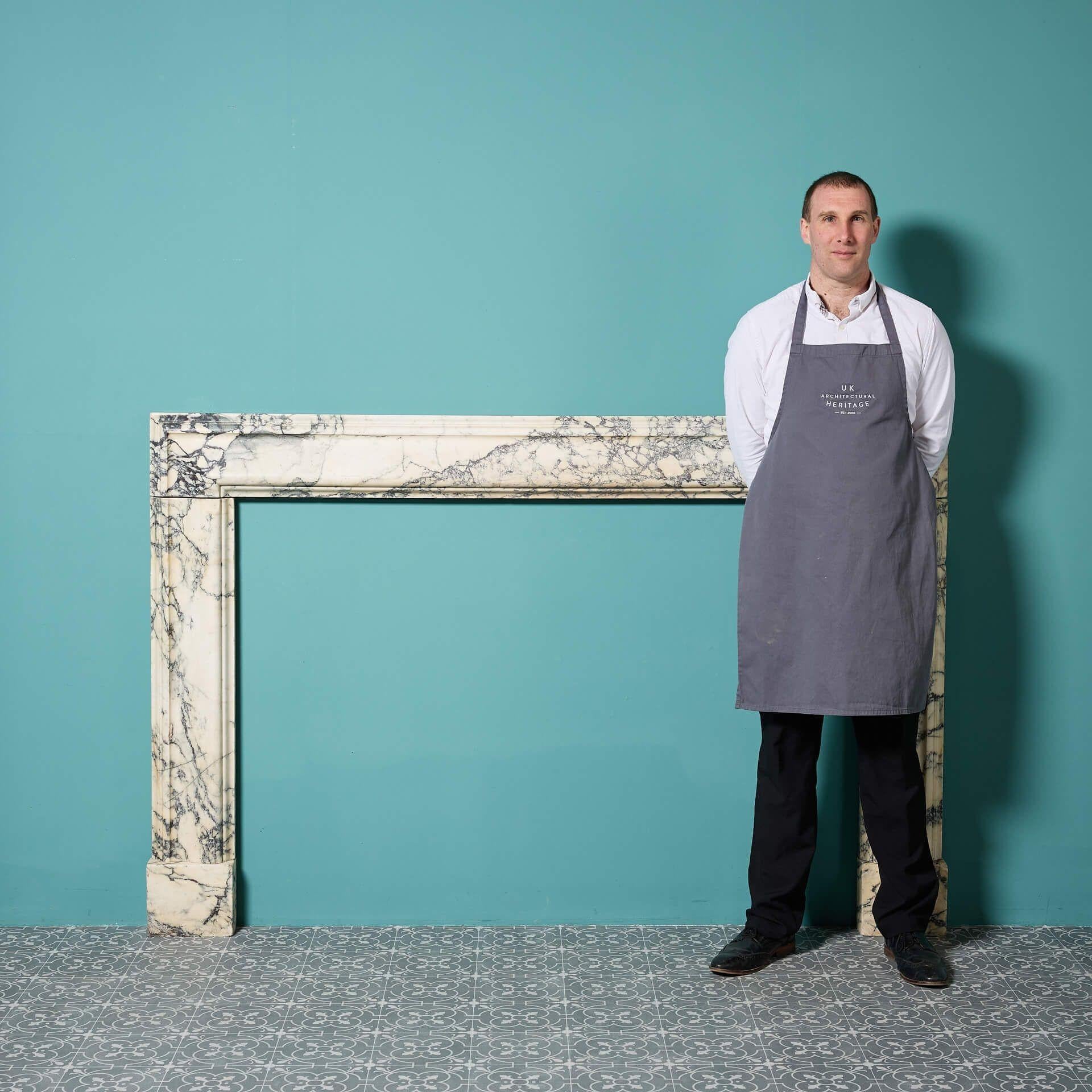 Ein Kaminsims aus Breche Violette-Marmor im Bolection-Stil aus dem späten 18. Jahrhundert. Seine Größe deutet darauf hin, dass er wahrscheinlich einst in einem Hauptraum verwendet wurde, vielleicht als dekorativer Marmorsims im Salon eines großen