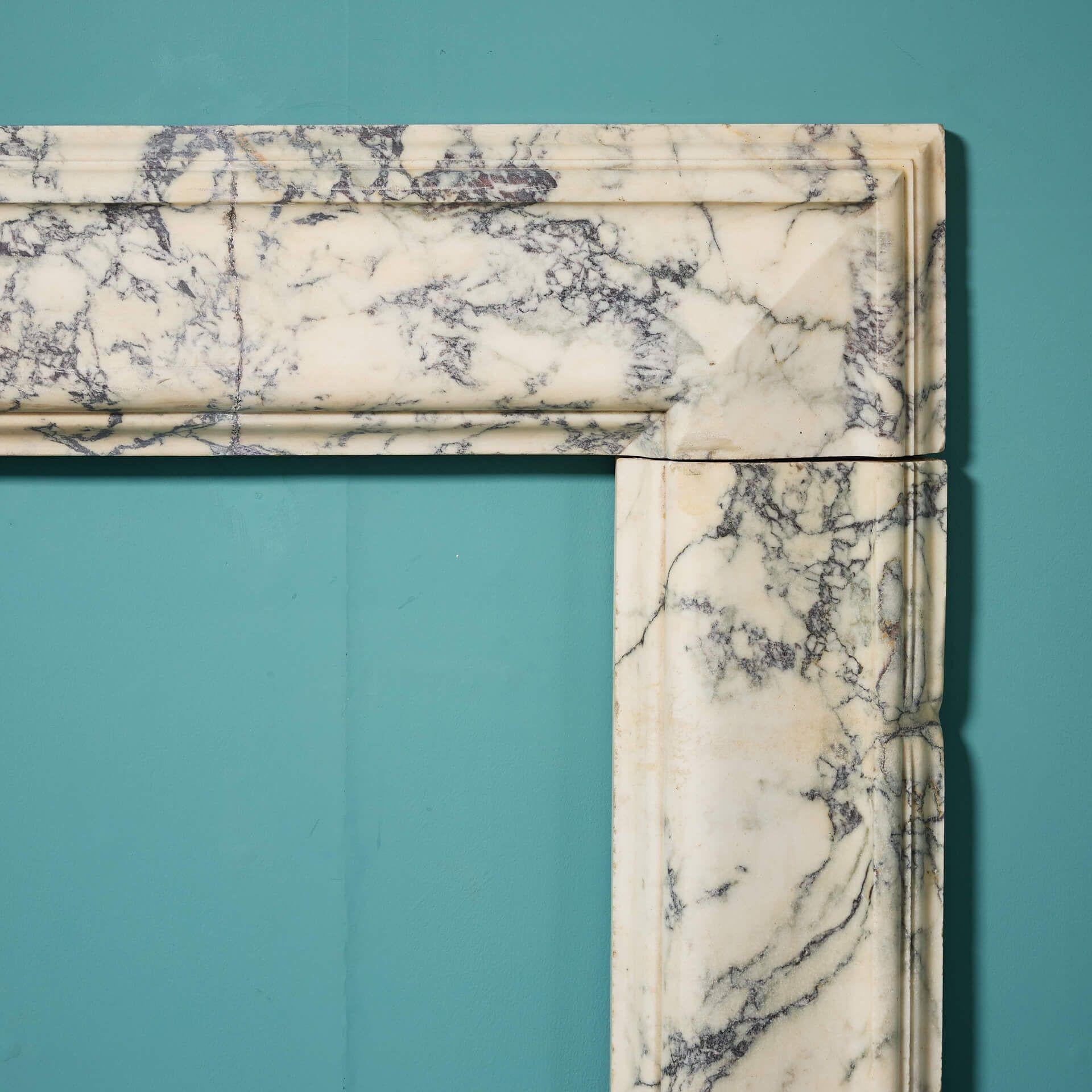 Kaminsims aus violettem Breche-Marmor im Bolection-Stil, George III.-Stil (Georgian) im Angebot