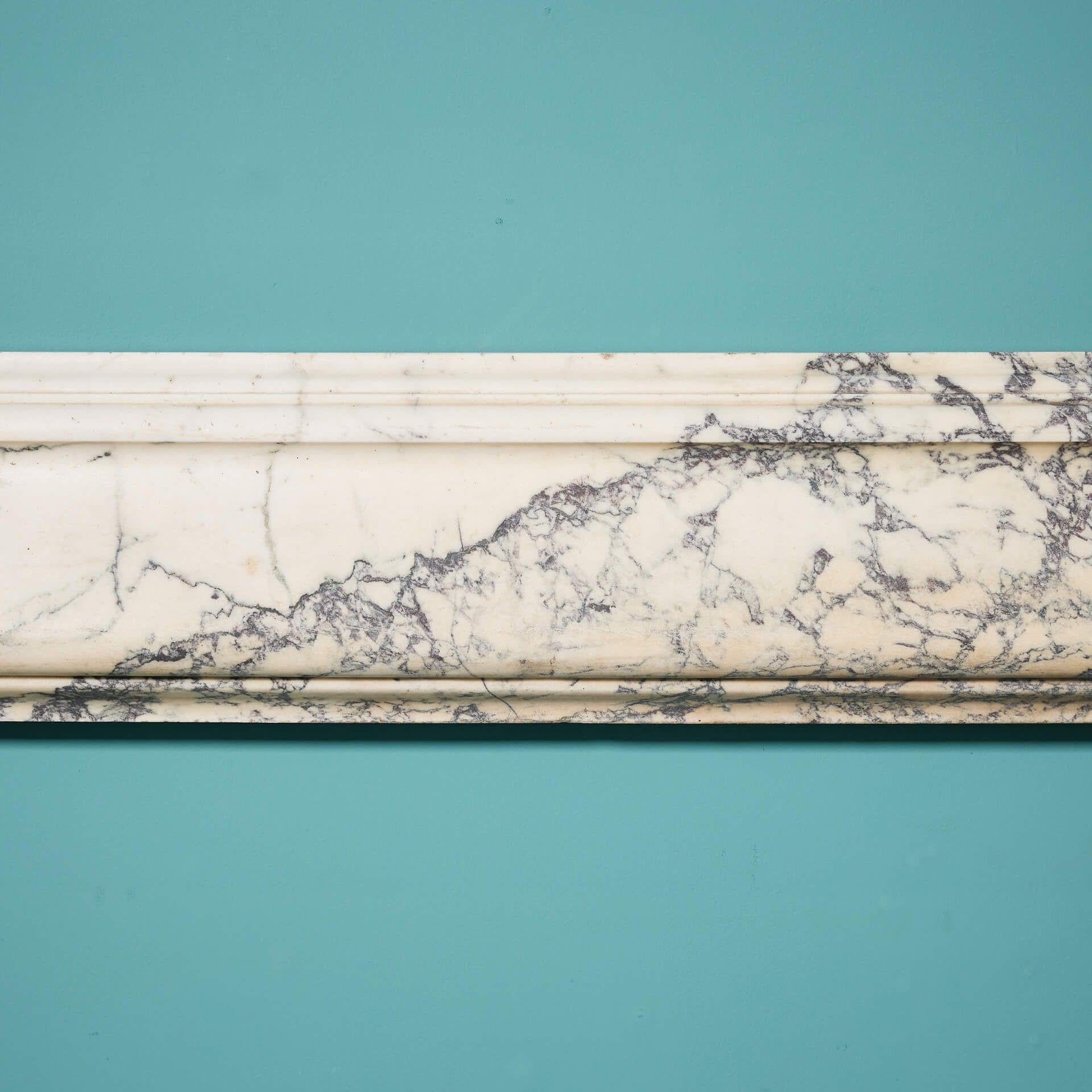 Kaminsims aus violettem Breche-Marmor im Bolection-Stil, George III.-Stil im Zustand „Relativ gut“ im Angebot in Wormelow, Herefordshire