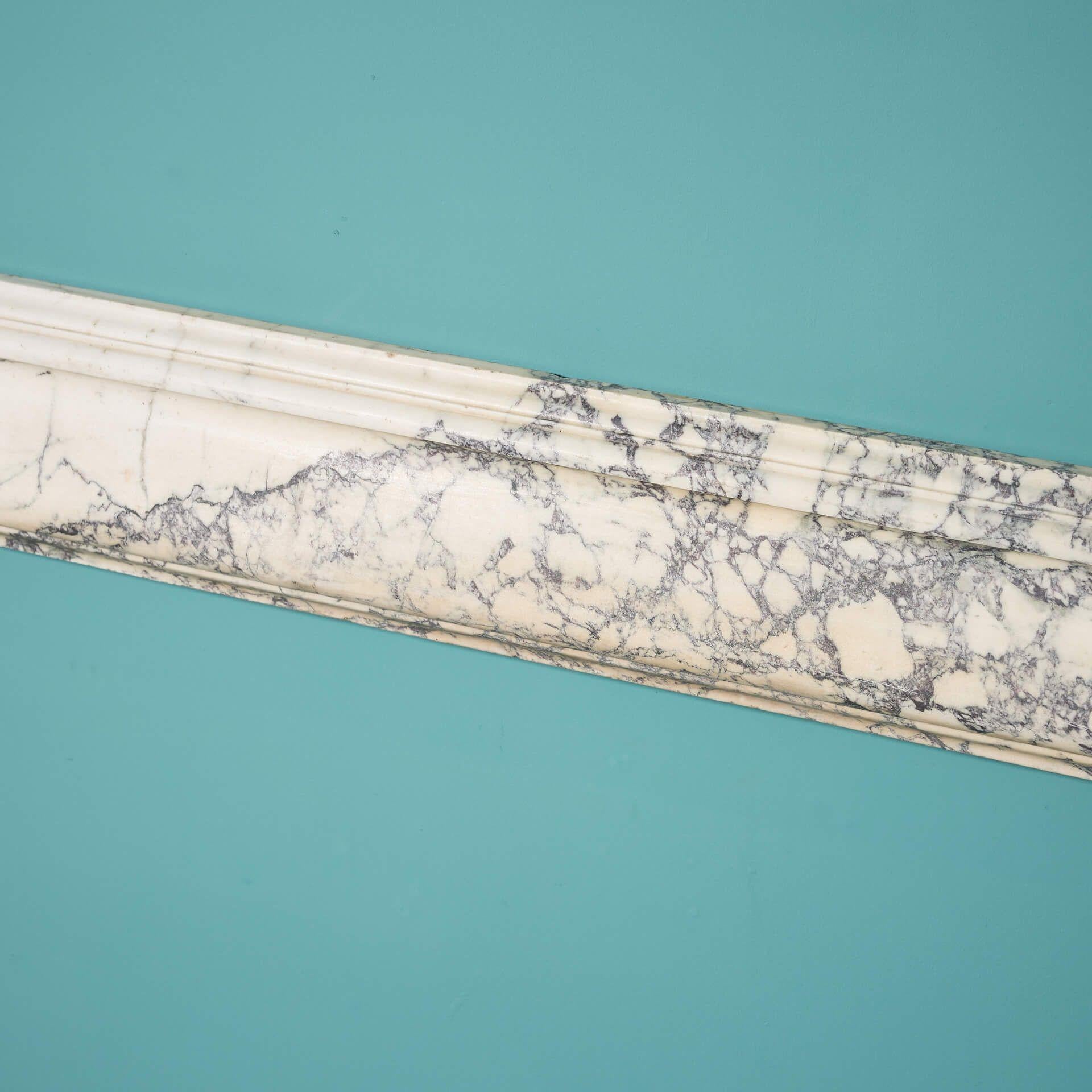 Kaminsims aus violettem Breche-Marmor im Bolection-Stil, George III.-Stil (18. Jahrhundert) im Angebot