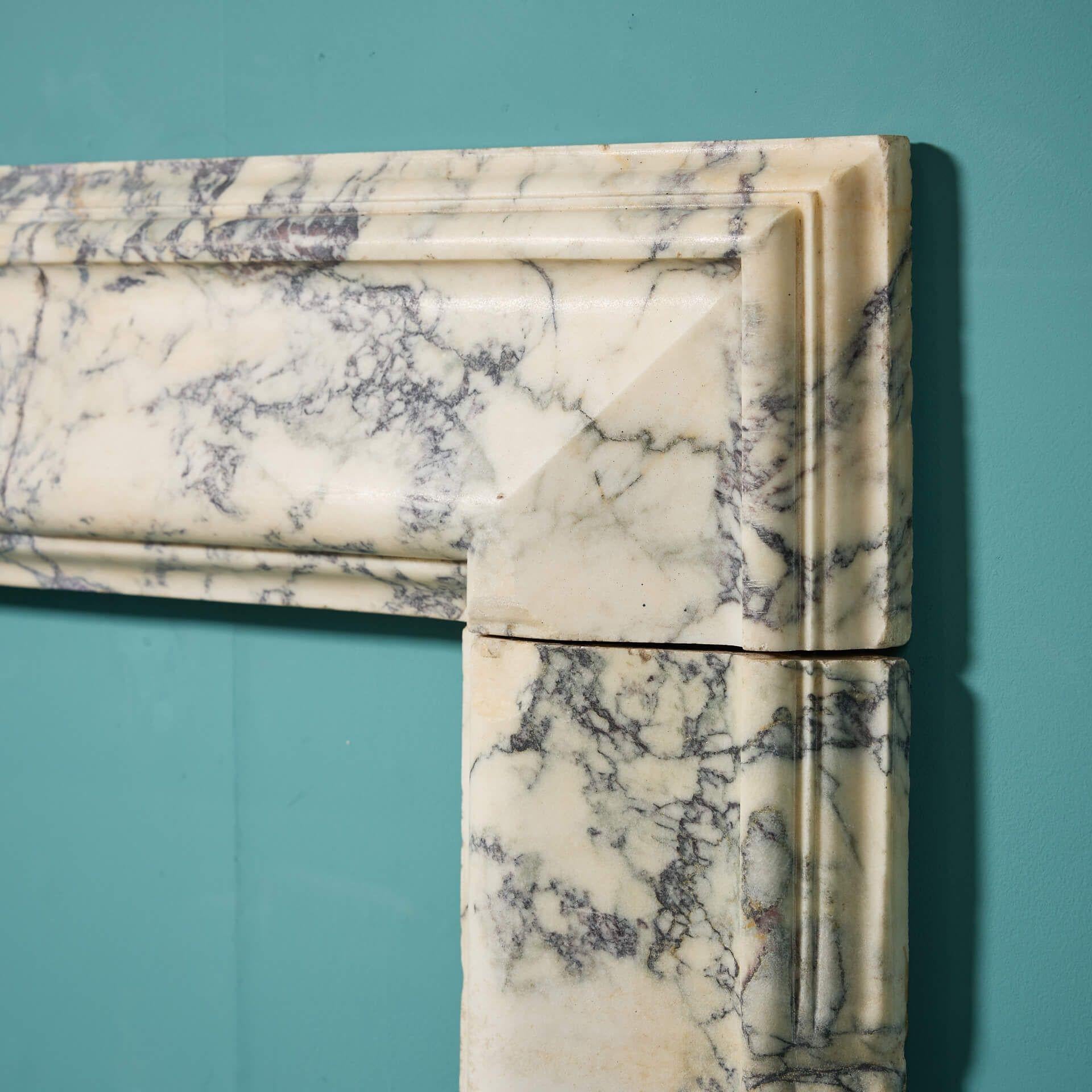 Kaminsims aus violettem Breche-Marmor im Bolection-Stil, George III.-Stil im Angebot 1
