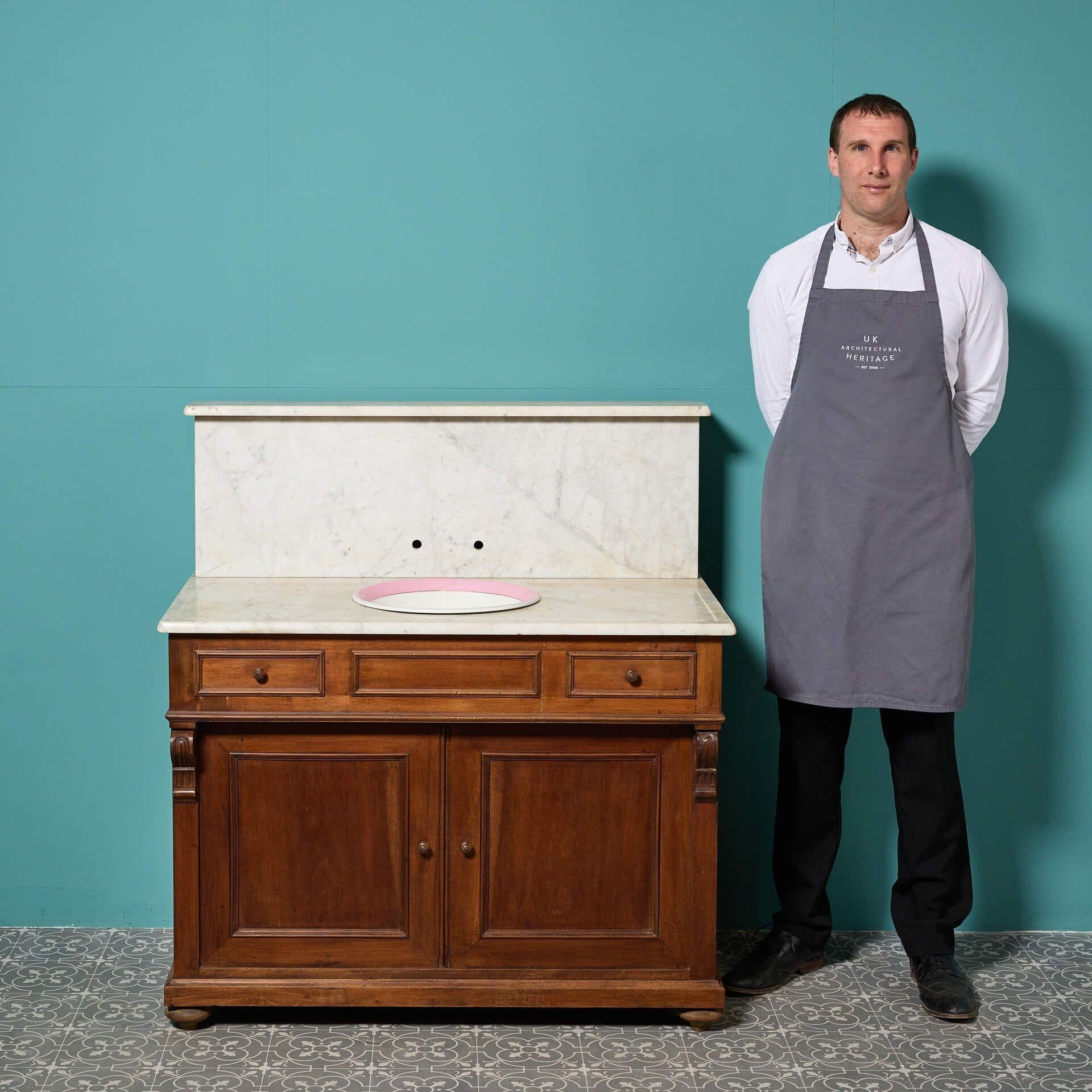 Un antico lavabo in mogano in stile Luigi francese con un sorprendente piano e schienale in marmo di Carrara.
 
Risalente al 1880 circa, questo antico doppio lavabo è un'unità elegante per un bagno d'epoca o un bagno privato tradizionale.
