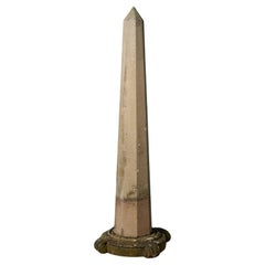 Grande obelisco in pietra arenaria del XIX secolo