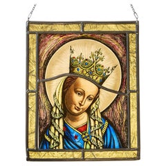 Vidriera antigua colgada que representa a la Virgen María